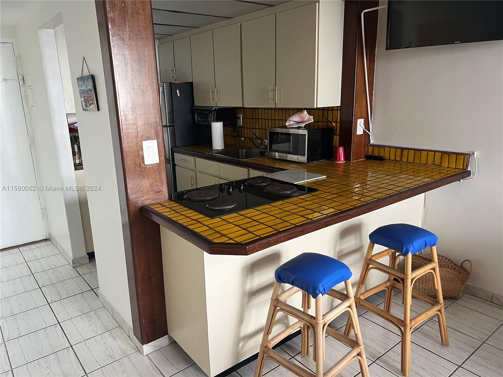 2899 Collins Ave # 905
