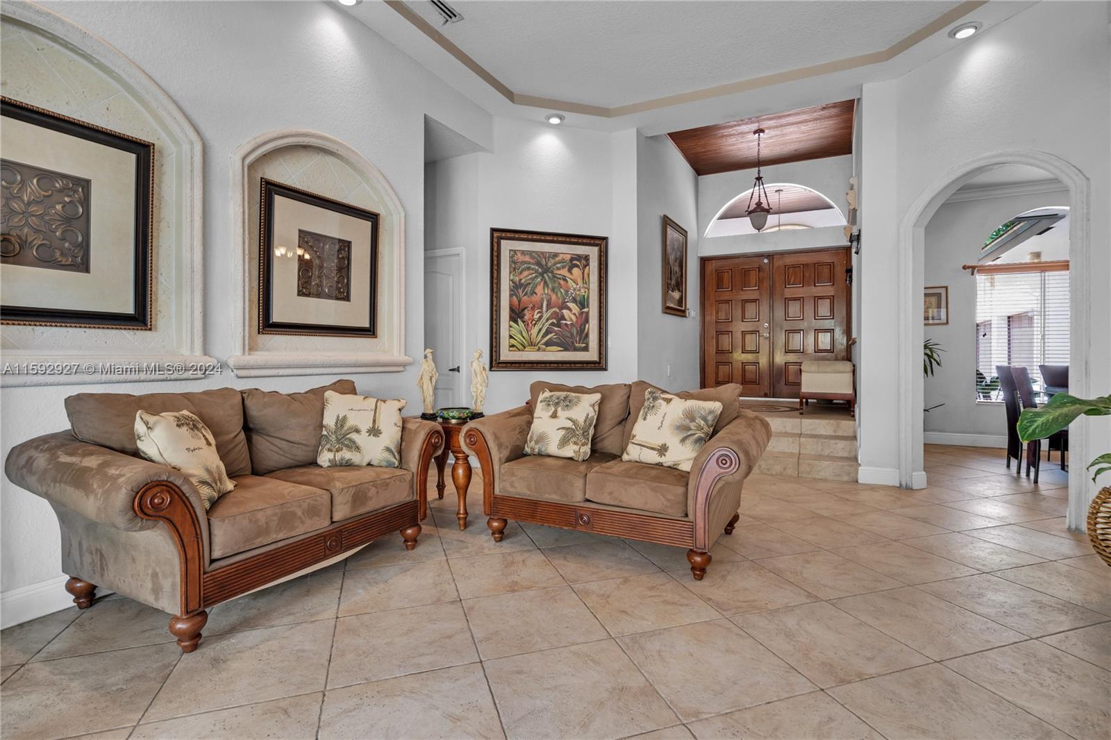 115 S Royal Poinciana Blvd