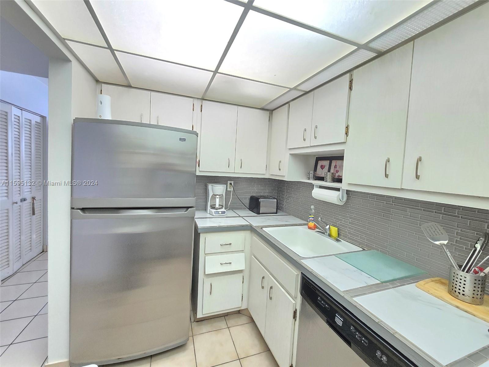 2899 Collins Ave # 1021