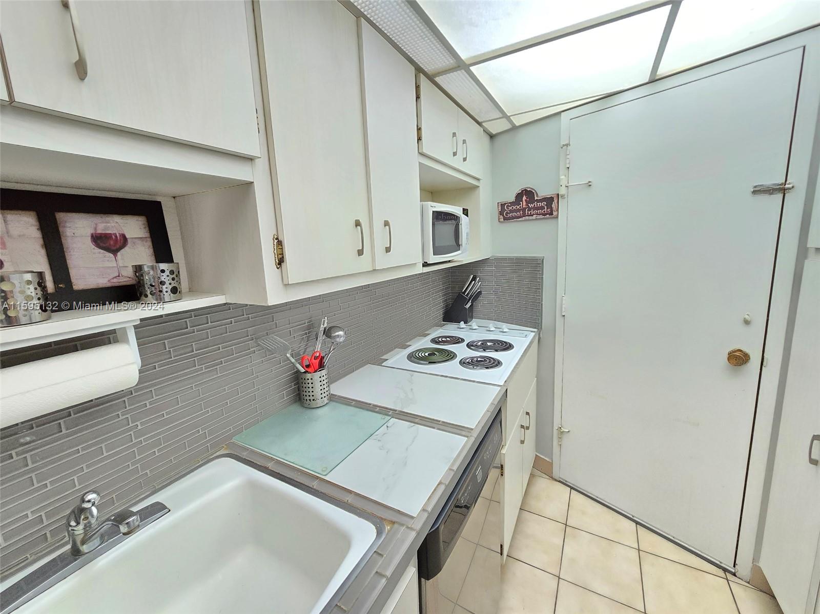 2899 Collins Ave # 1021