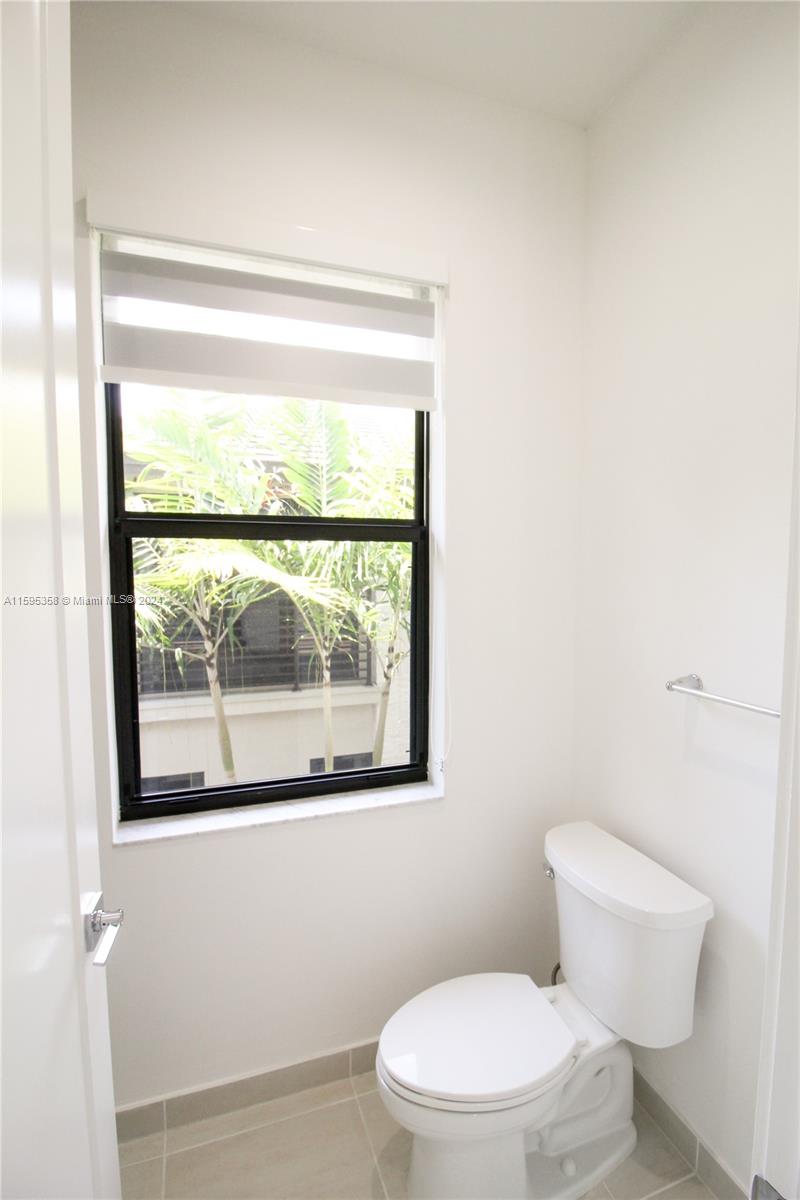 8208 NW 44th Ter