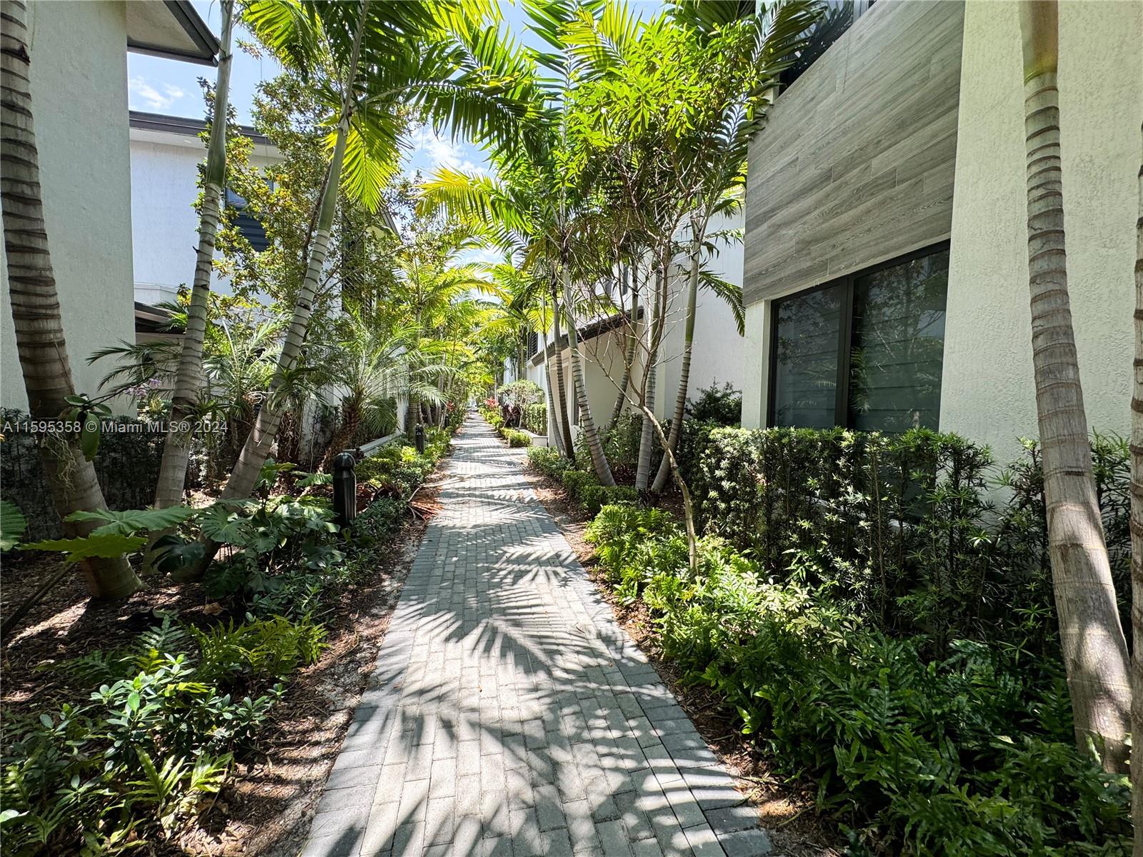 8208 NW 44th Ter