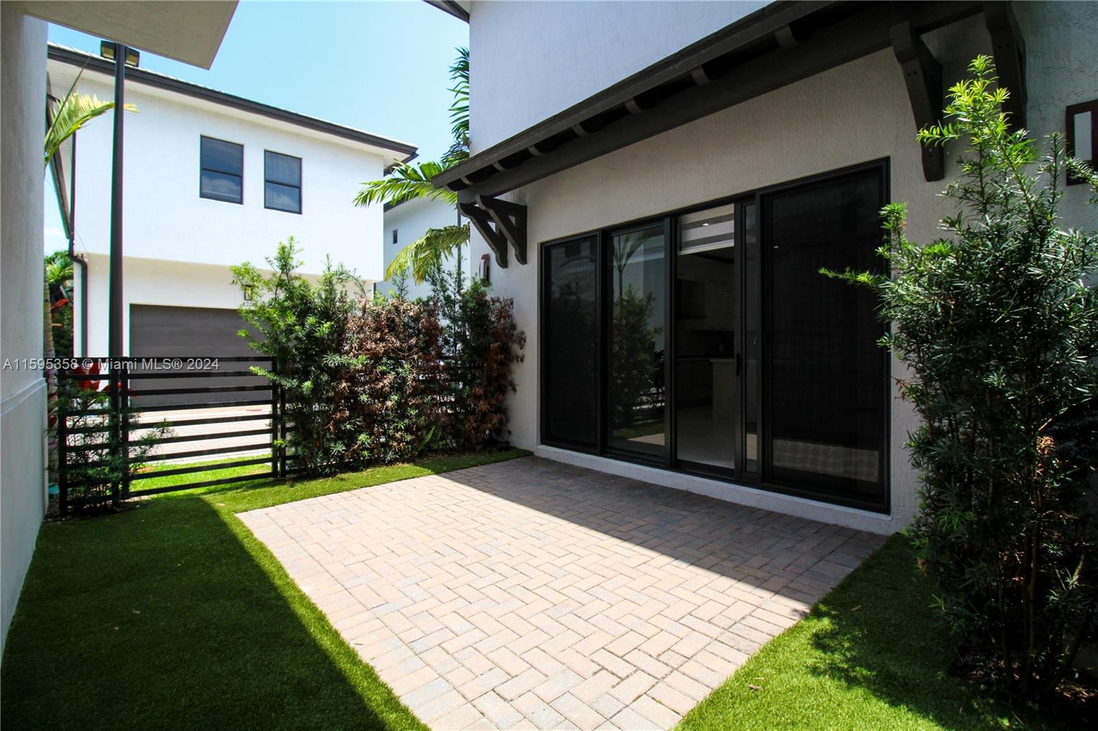 8208 NW 44th Ter