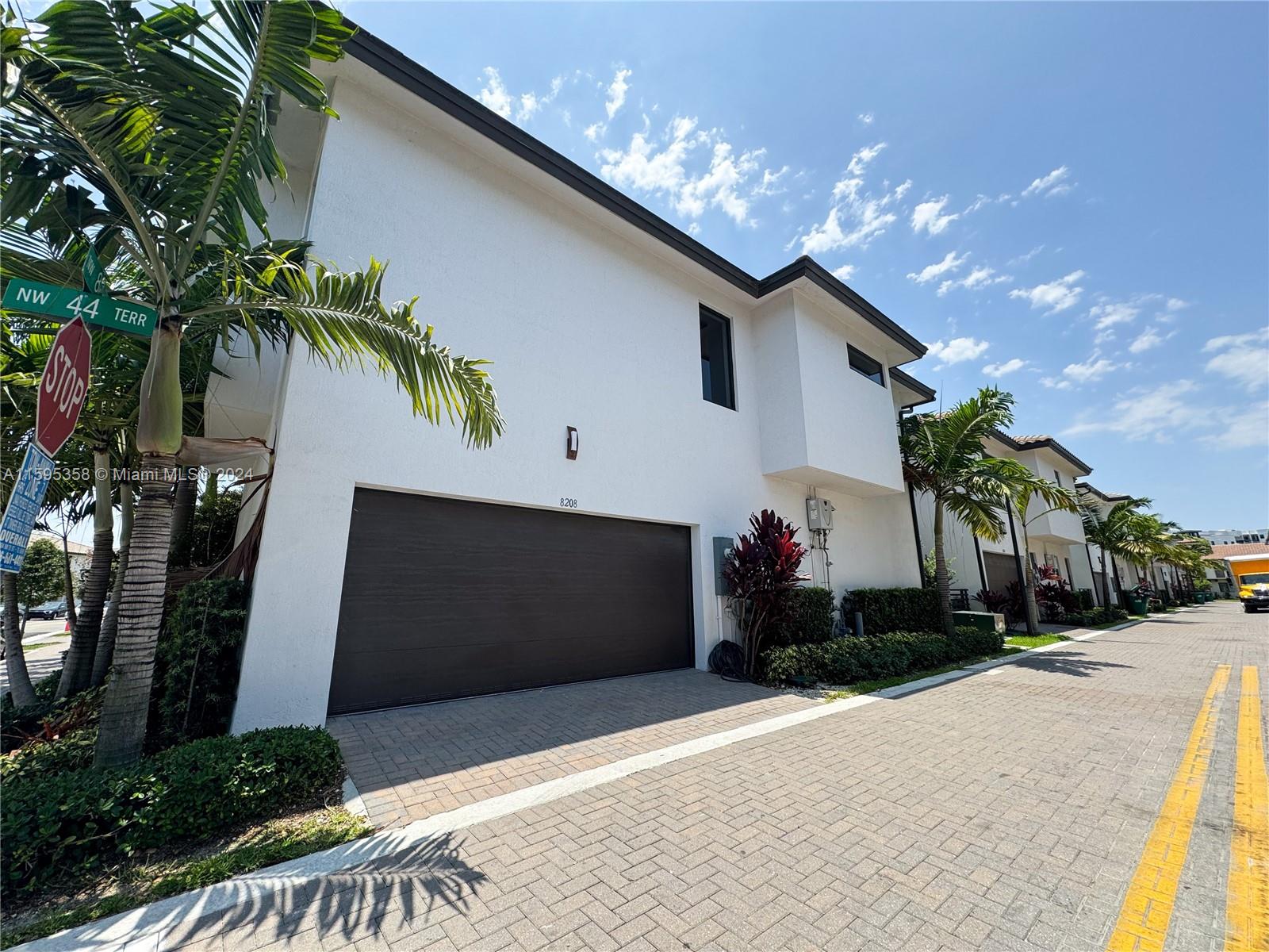8208 NW 44th Ter