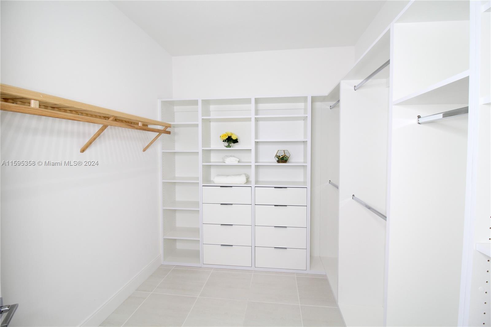 8208 NW 44th Ter