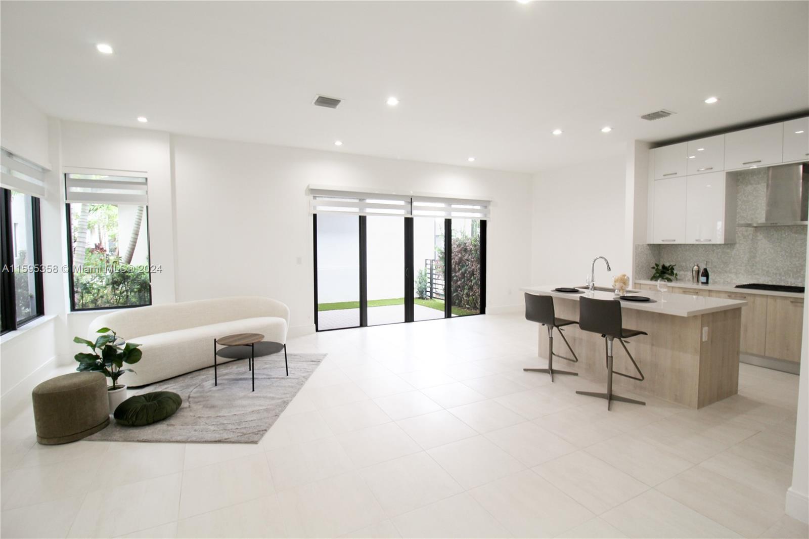 8208 NW 44th Ter