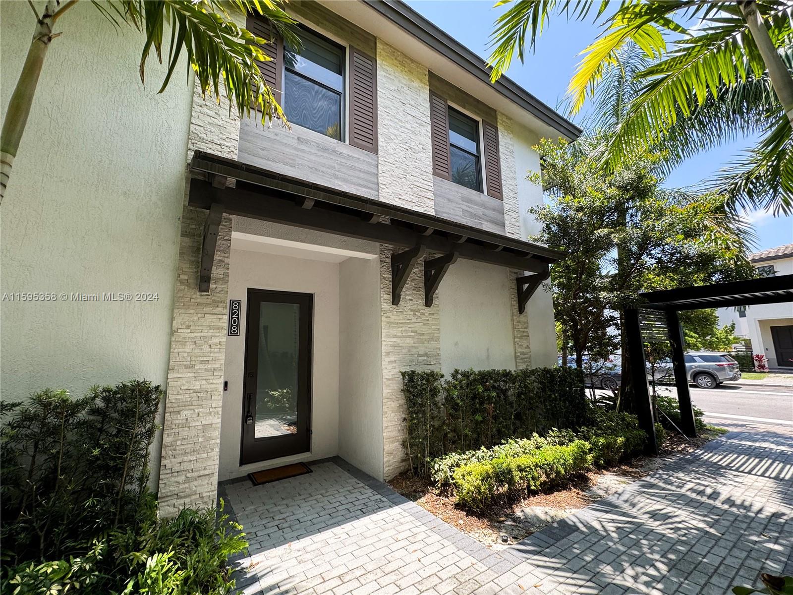 8208 NW 44th Ter
