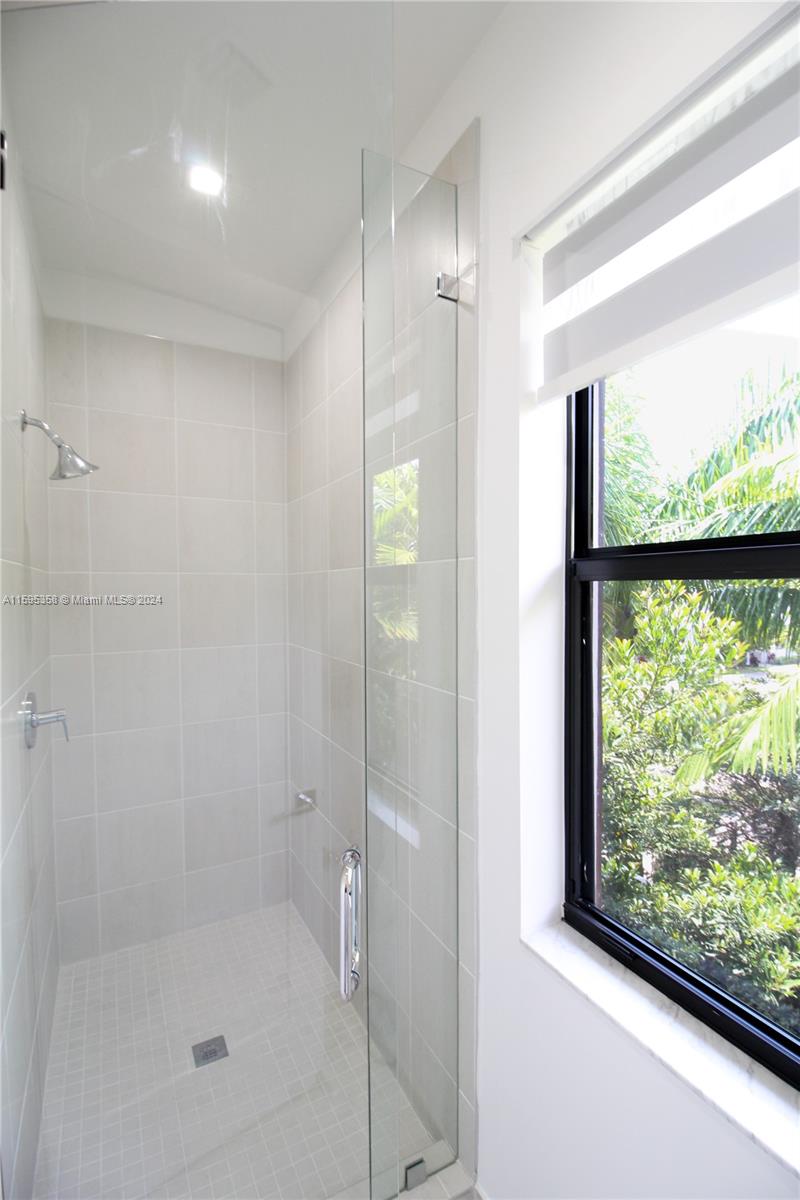 8208 NW 44th Ter