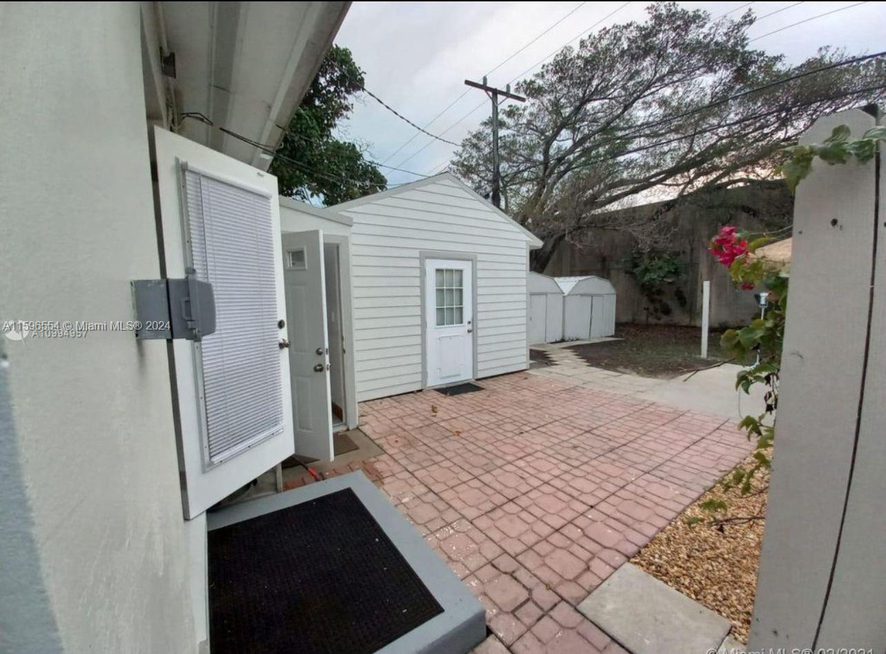 1716 Lauderdale Manor Dr