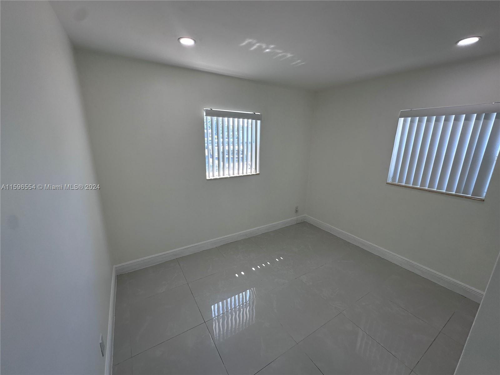 1716 Lauderdale Manor Dr