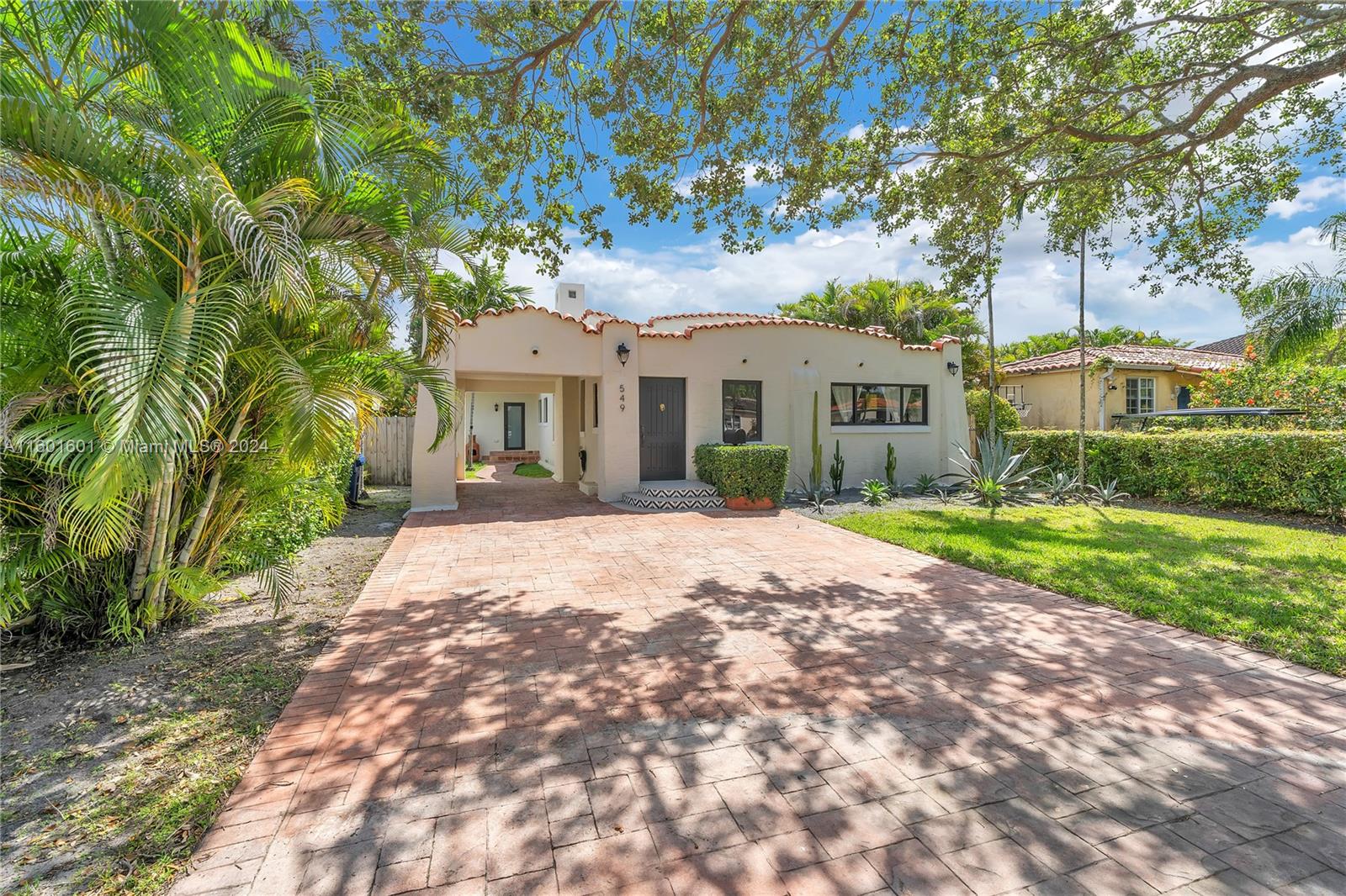 549 La Villa Dr