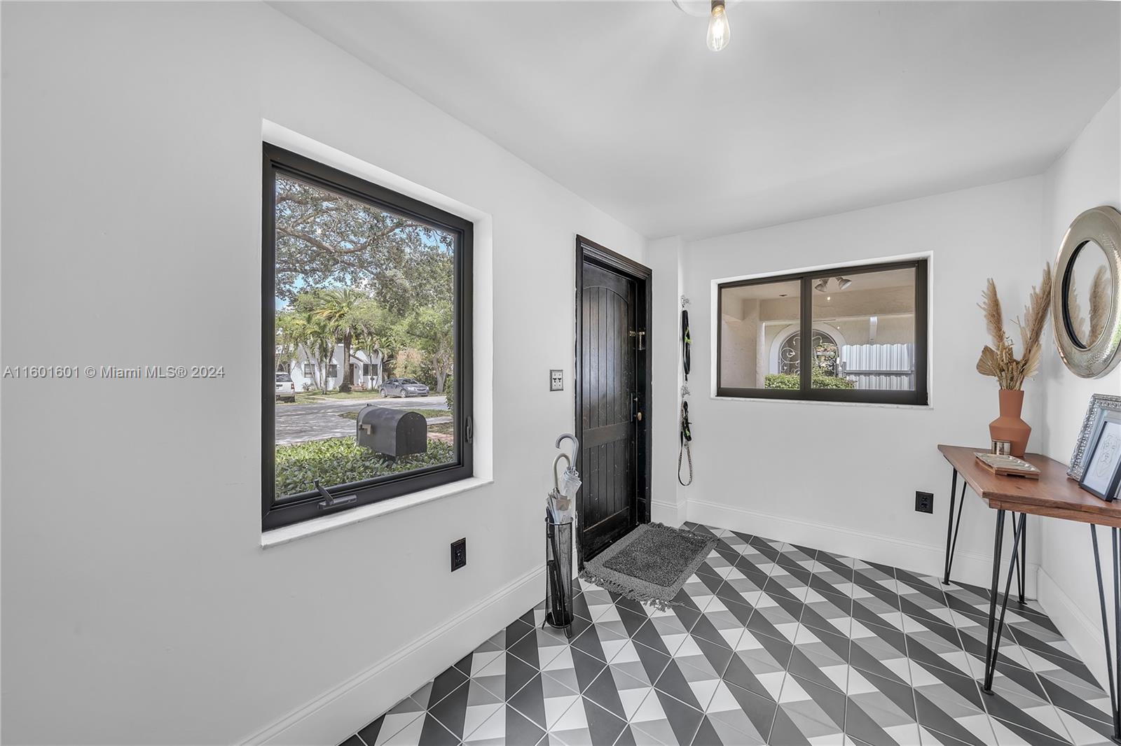 549 La Villa Dr