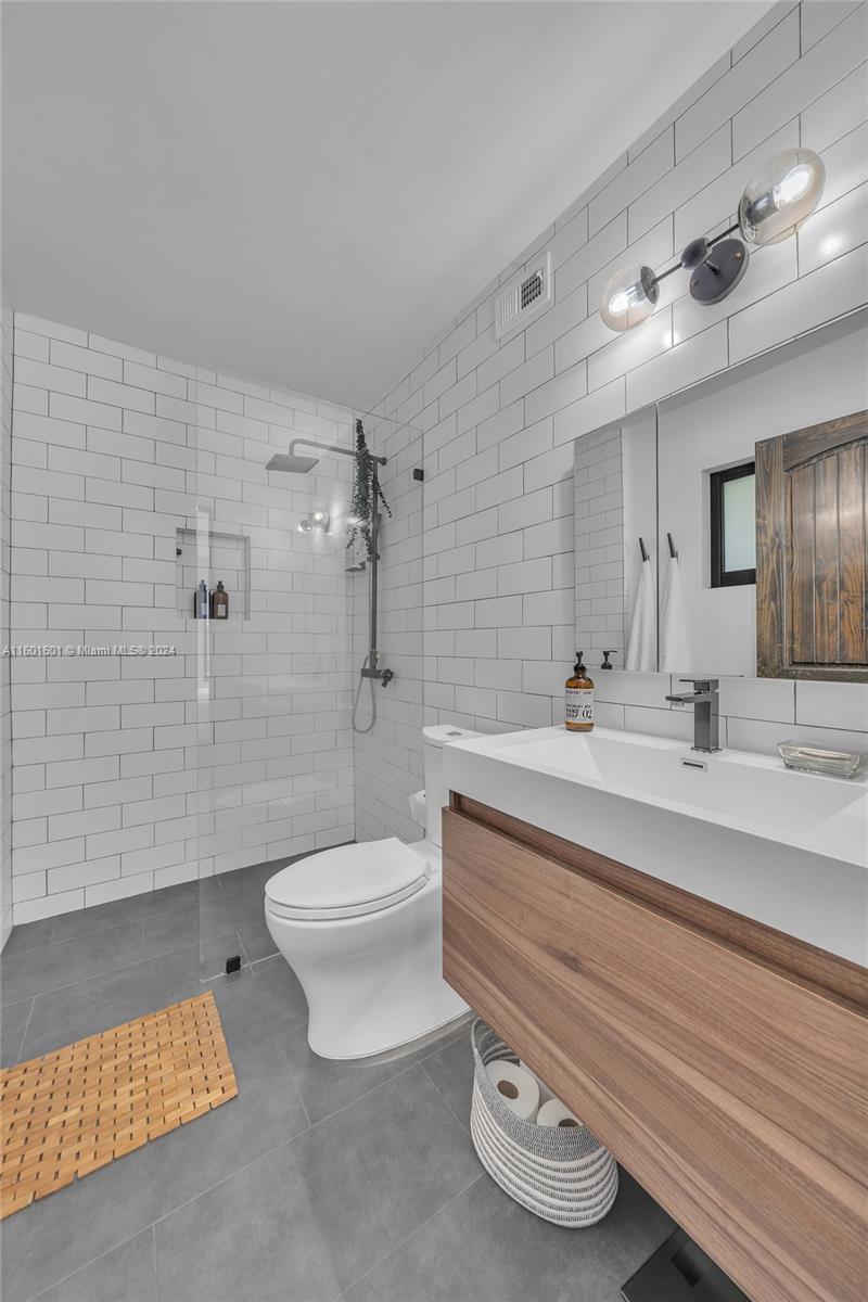549 La Villa Dr