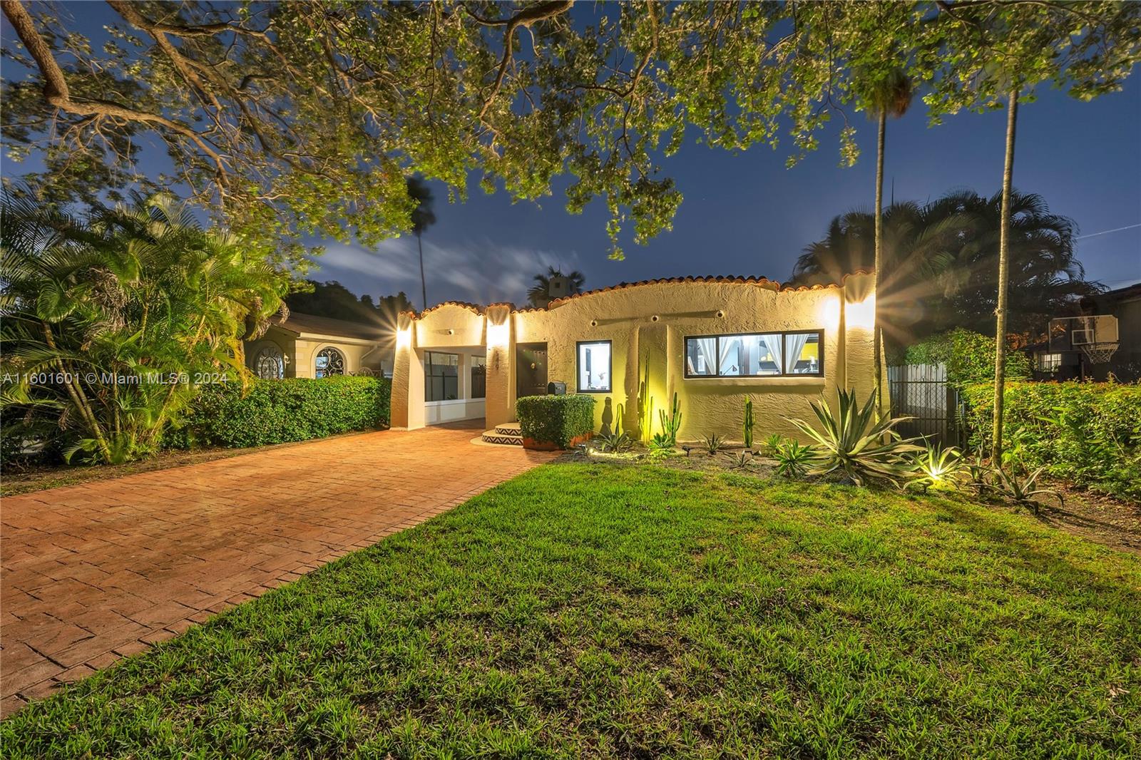 549 La Villa Dr