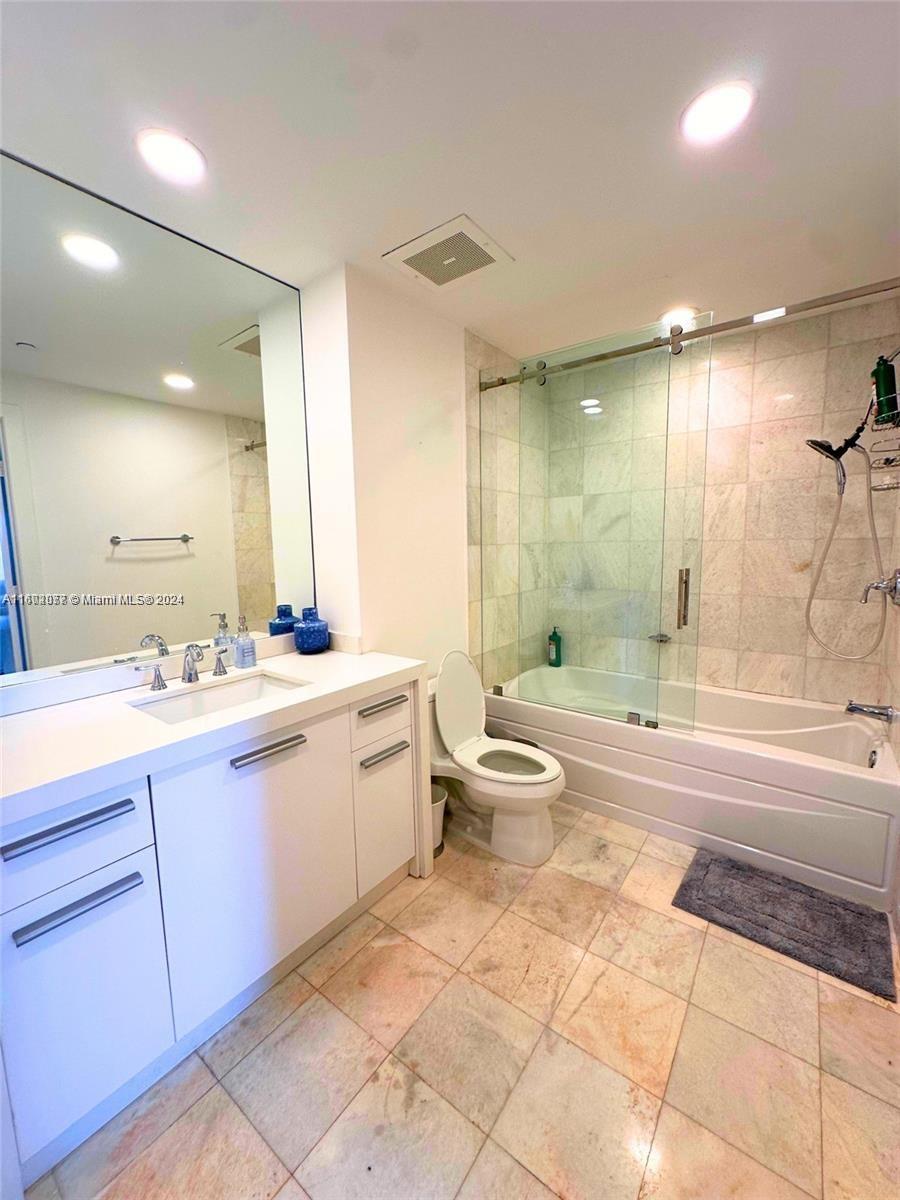 1060 Brickell Ave # 2115
