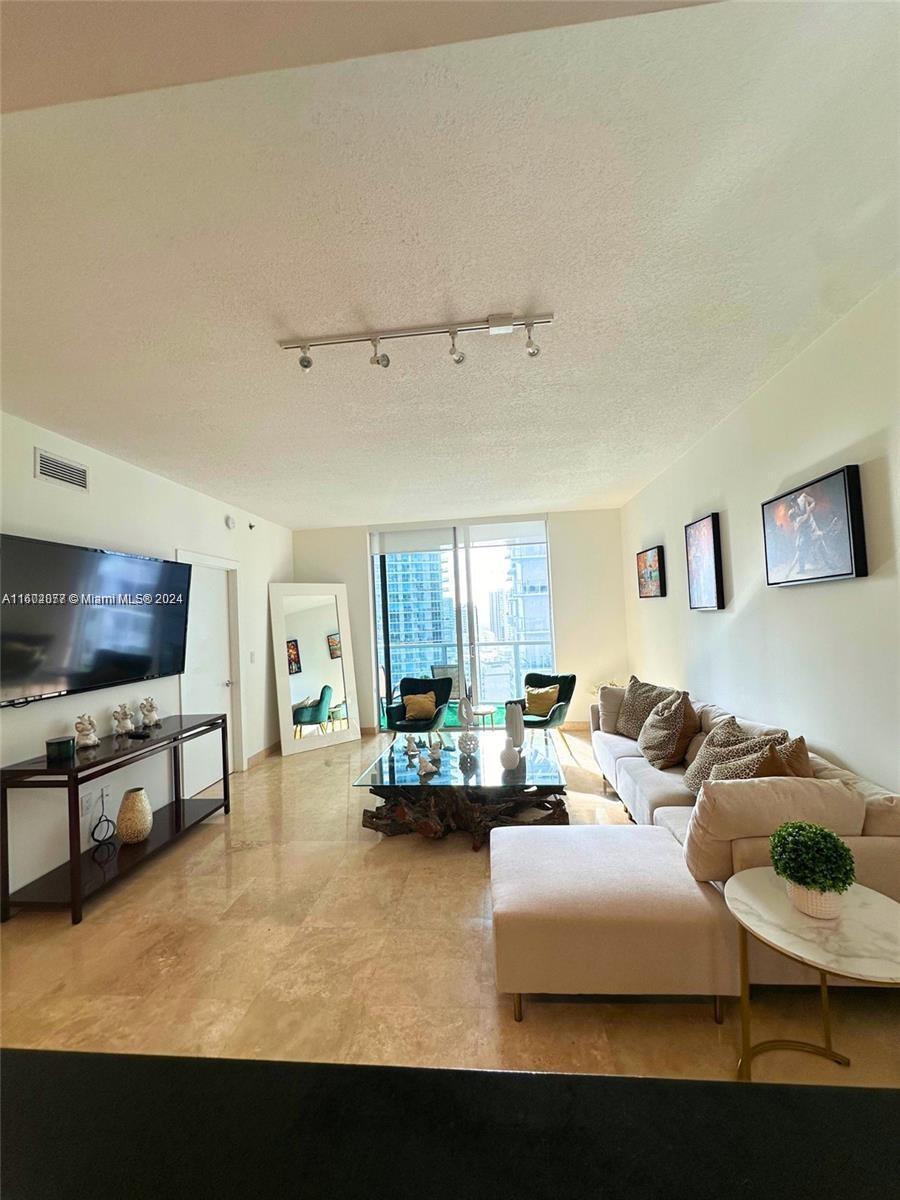 1060 Brickell Ave # 2115