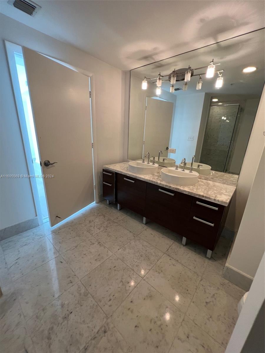 244 Biscayne Blvd # 1610