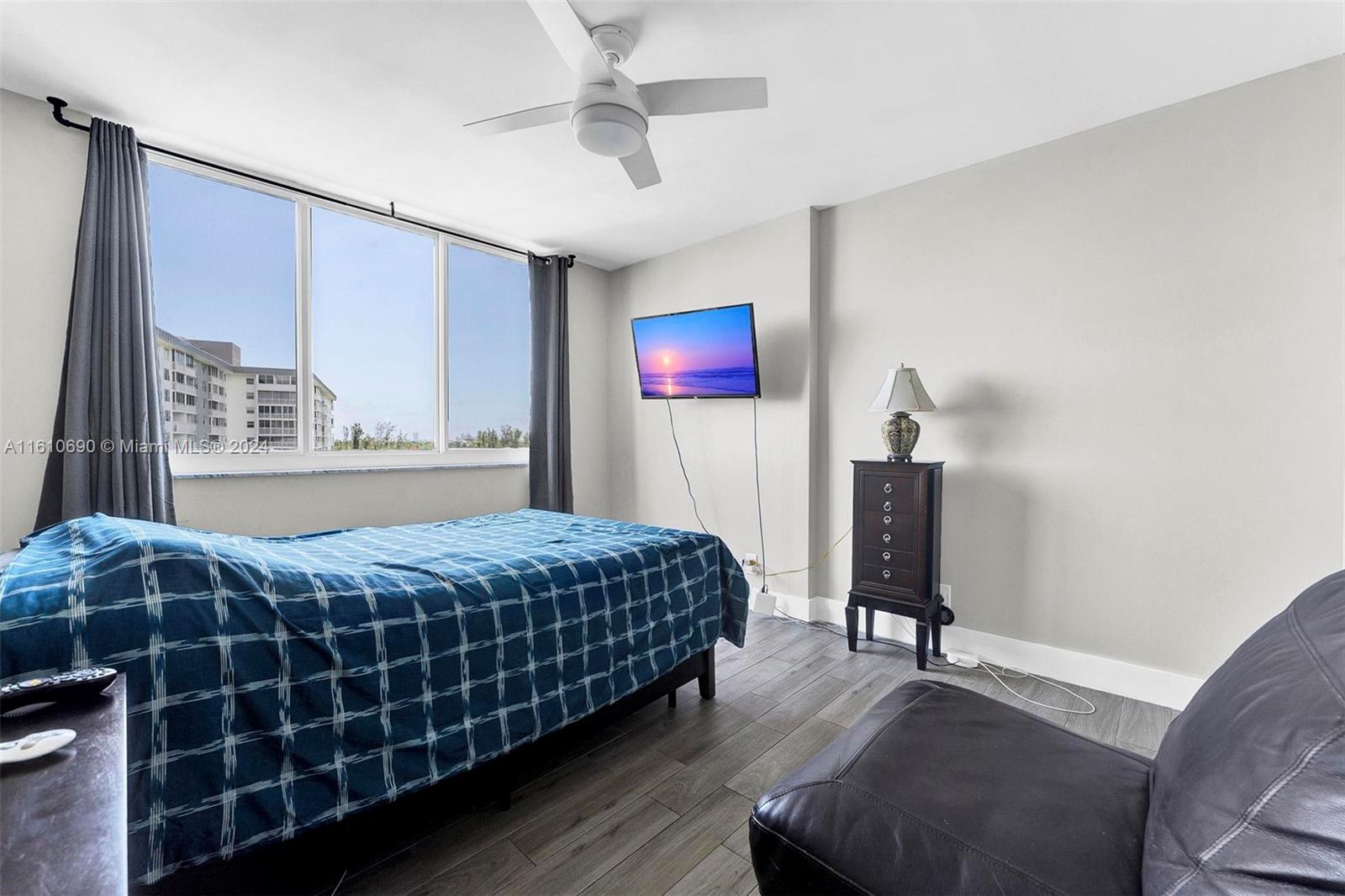 4200 Hillcrest Dr # 818