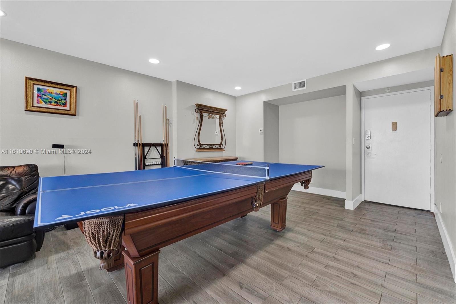 4200 Hillcrest Dr # 818