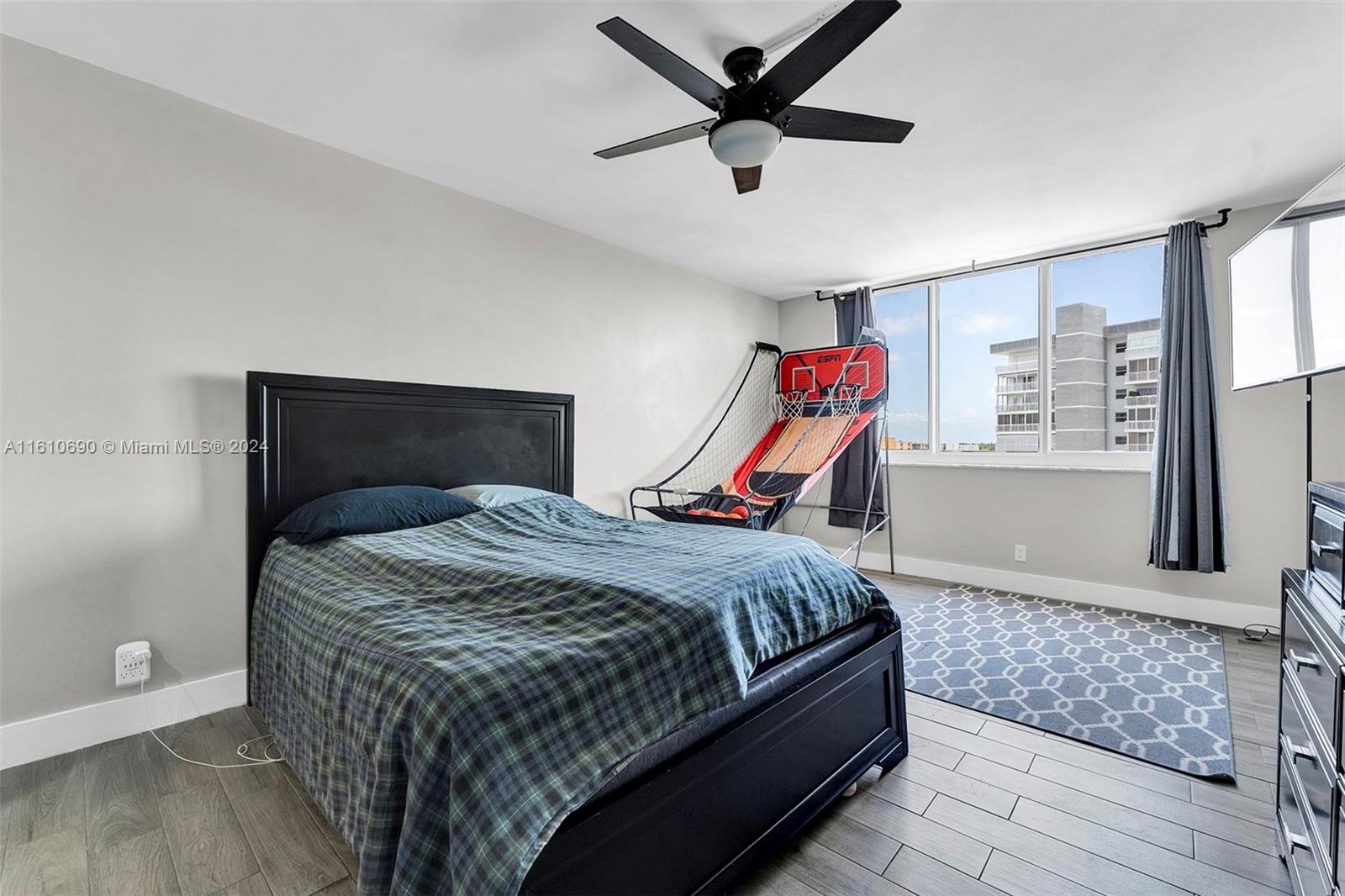 4200 Hillcrest Dr # 818