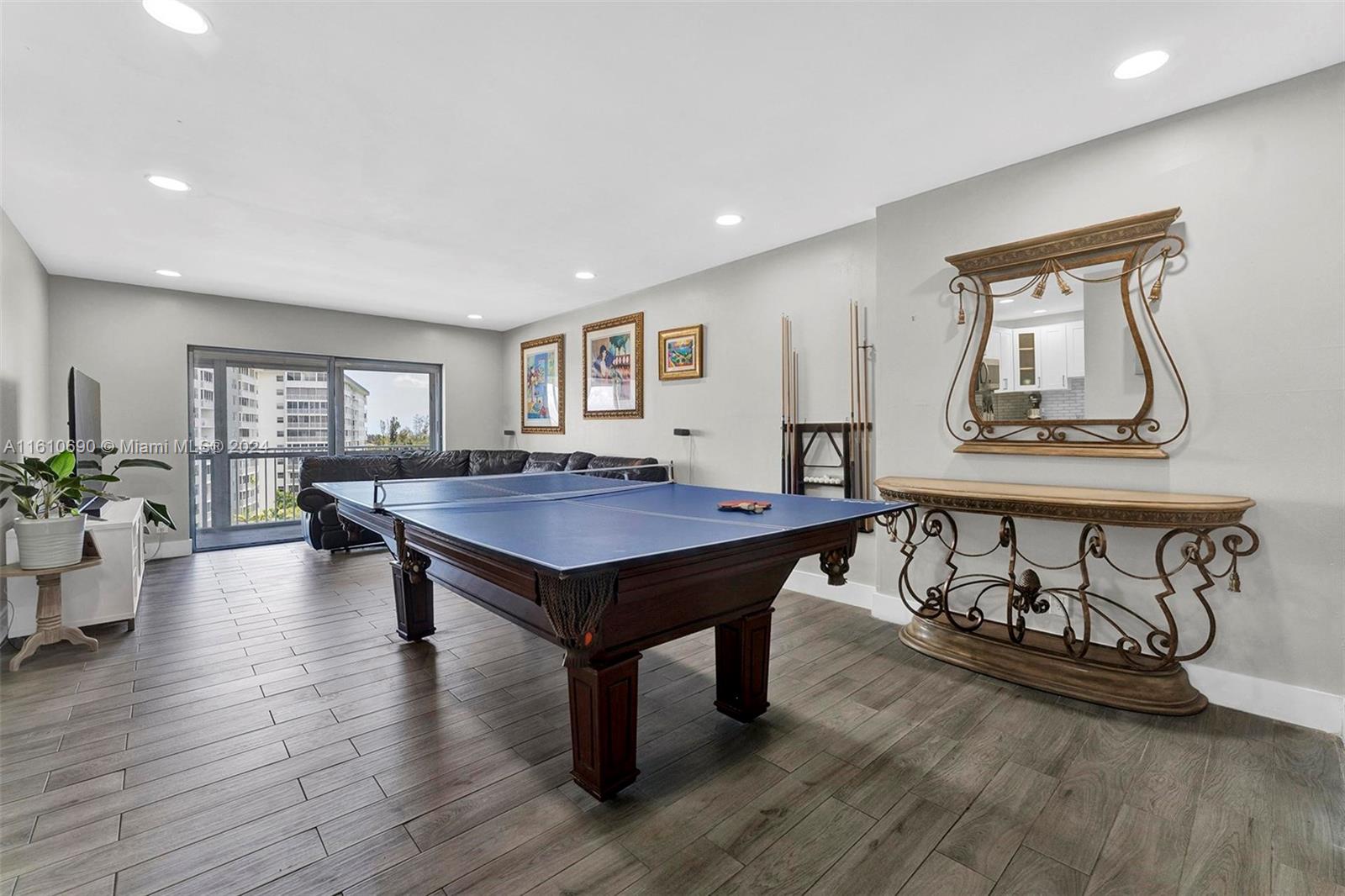 4200 Hillcrest Dr # 818