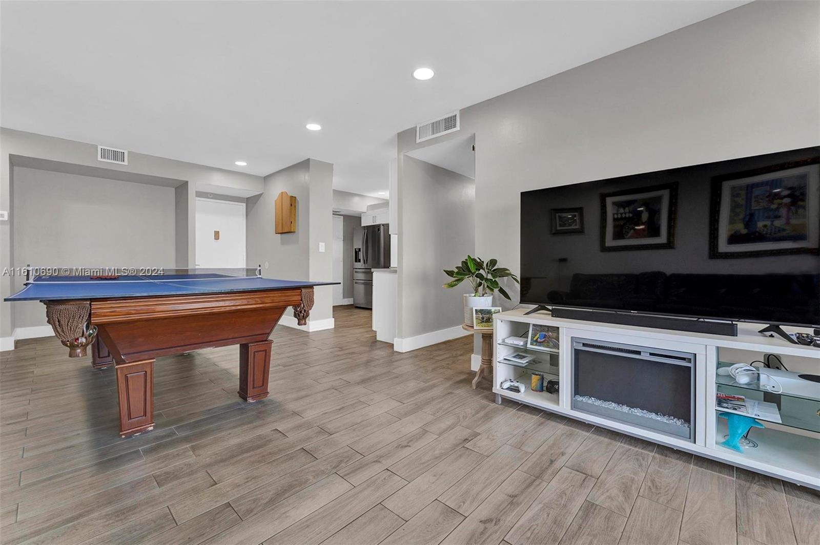 4200 Hillcrest Dr # 818