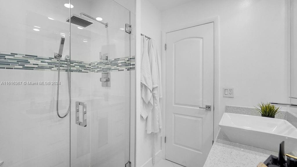1040 NE 204th Ter