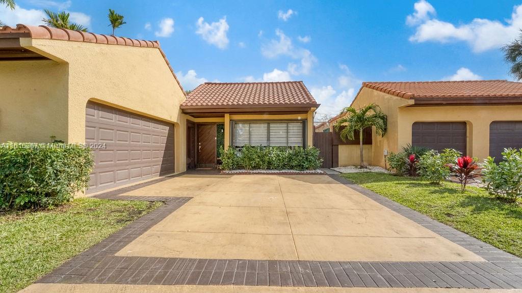 1040 NE 204th Ter
