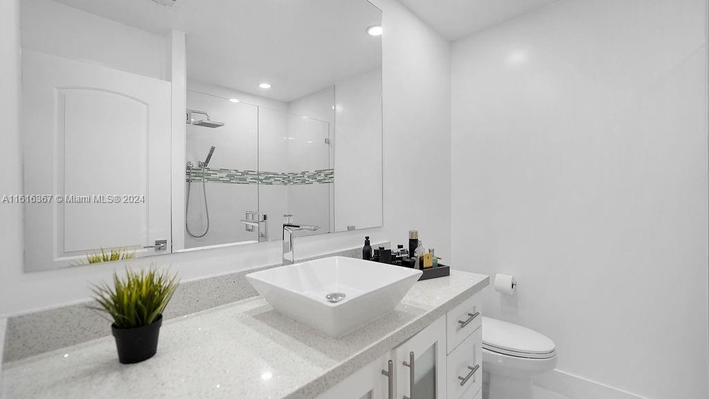 1040 NE 204th Ter