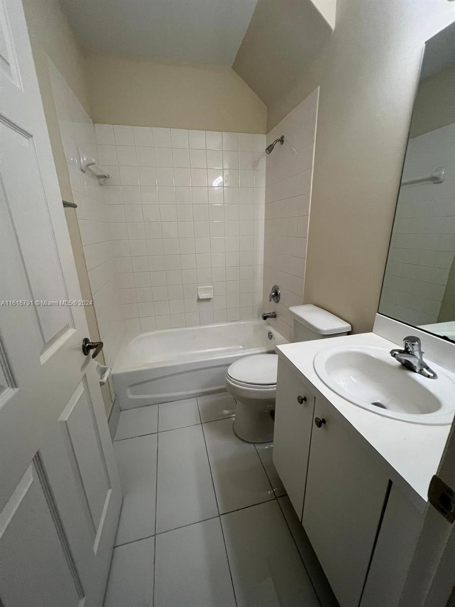 3355 NE 13th Cir Dr # 28 Unit: 103-28