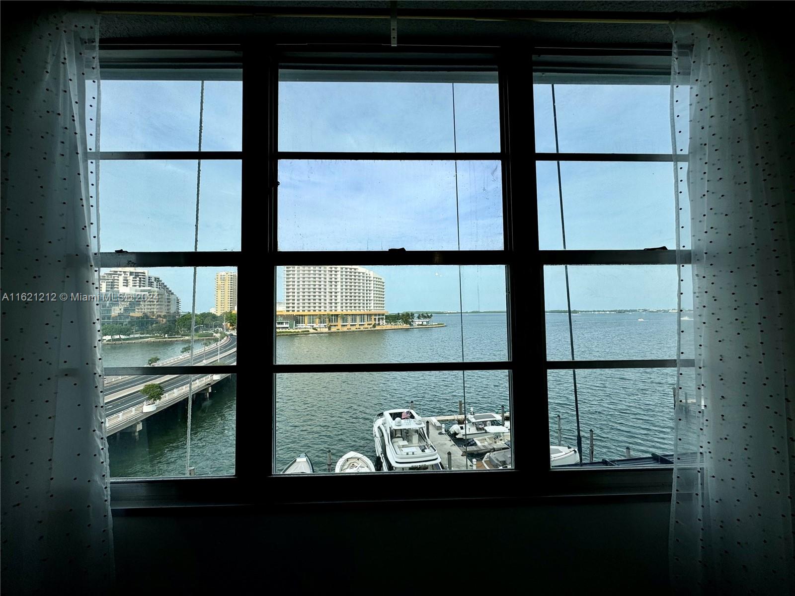 801 Brickell Bay Dr # 570