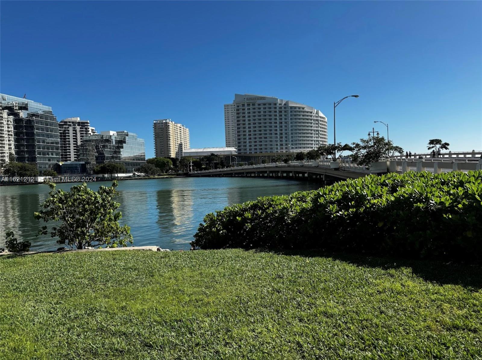 801 Brickell Bay Dr # 570
