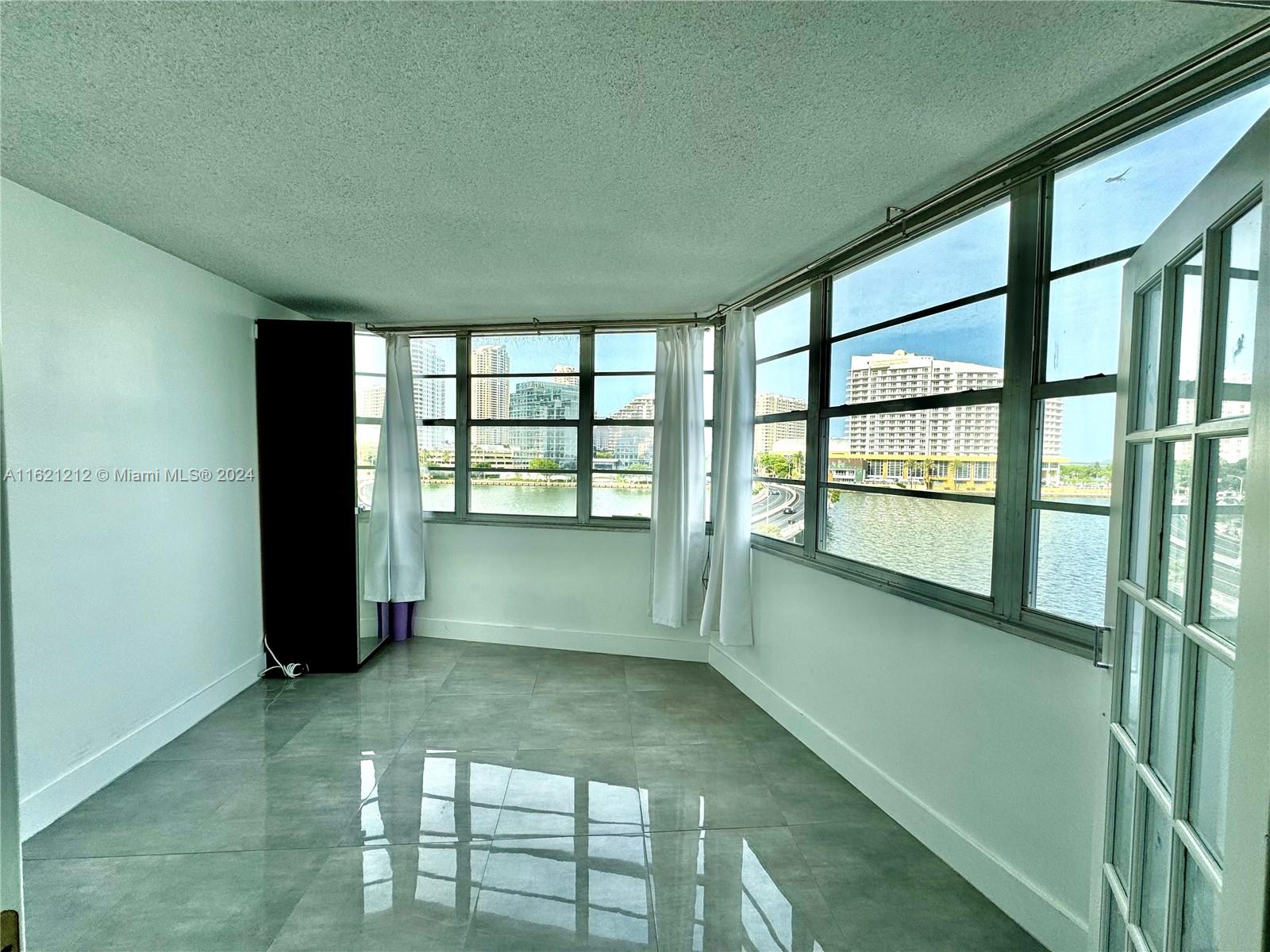 801 Brickell Bay Dr # 570