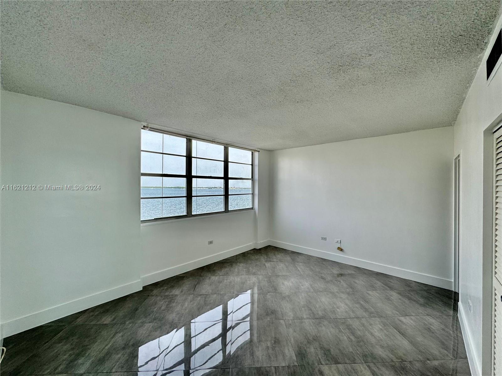 801 Brickell Bay Dr # 570