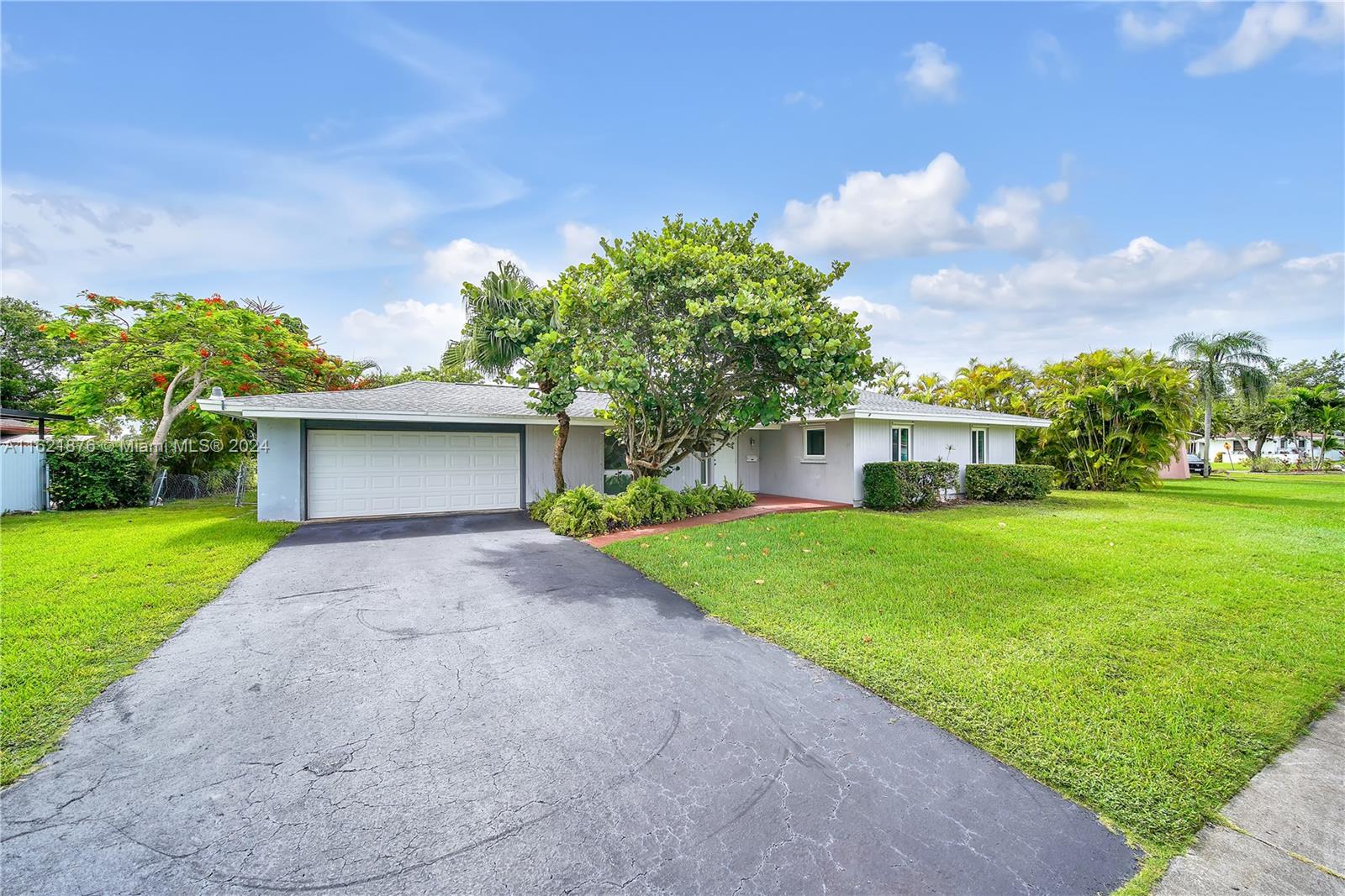 15625 Palmetto Lake Dr