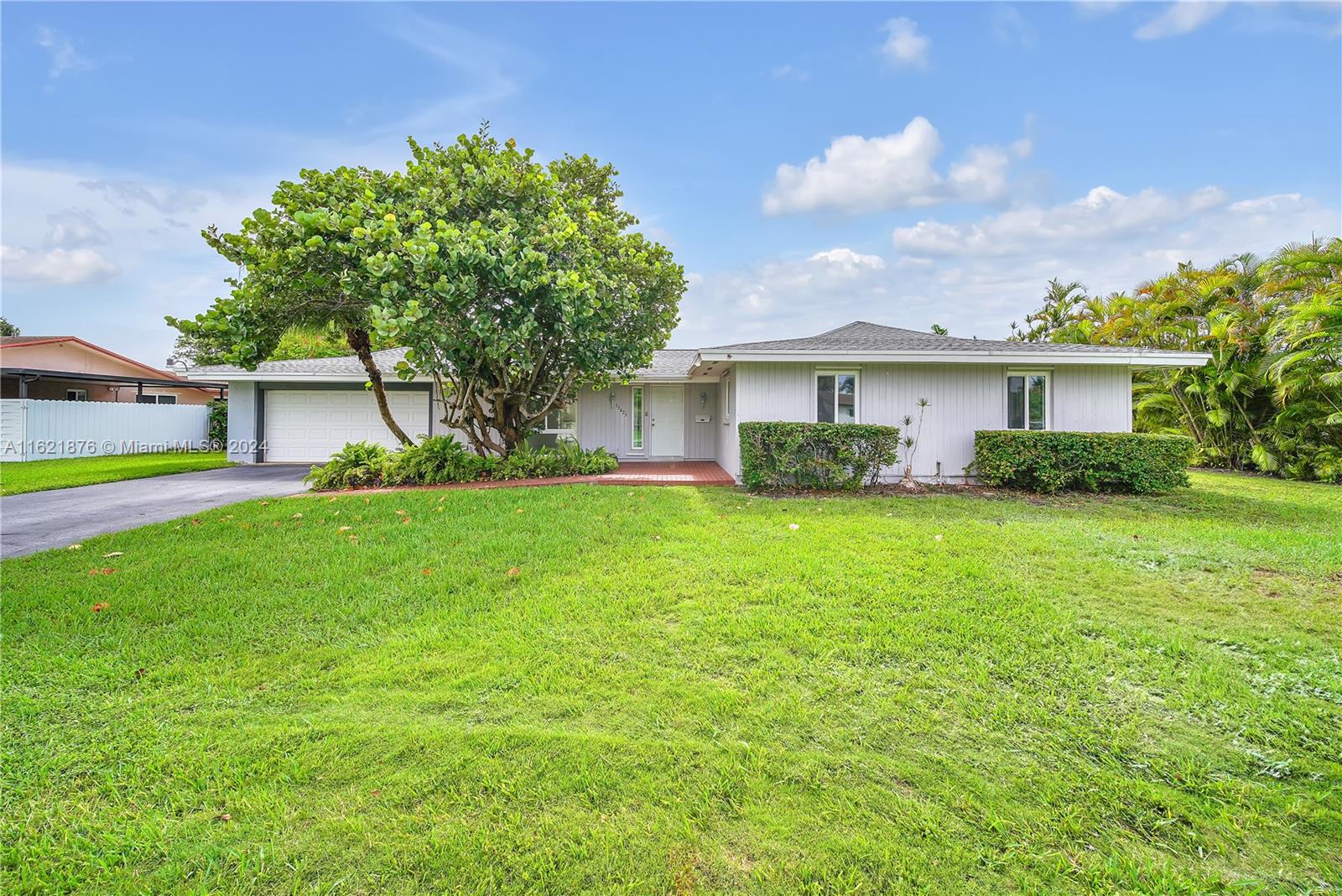 15625 Palmetto Lake Dr