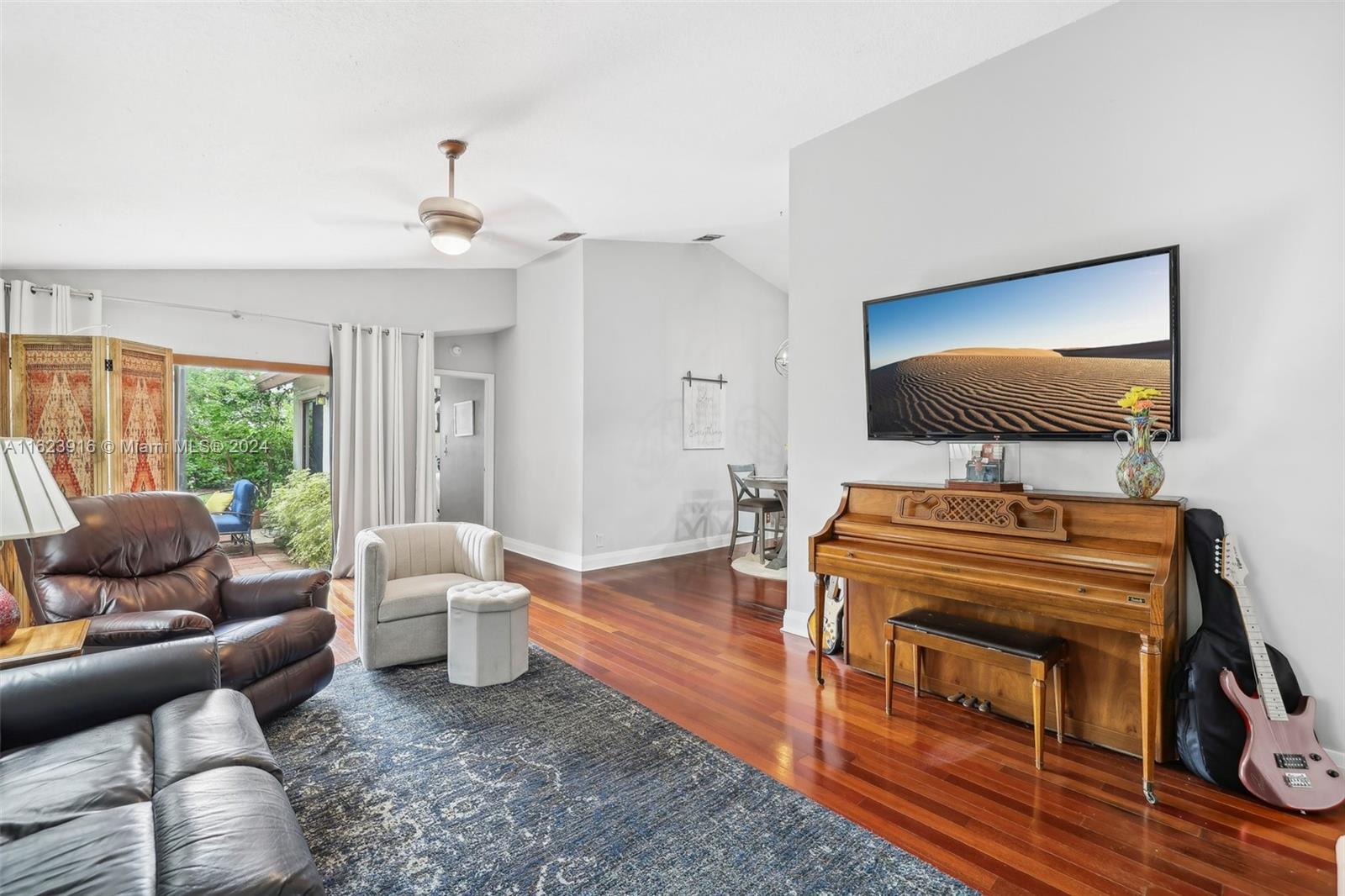 534 Lakeside Cir