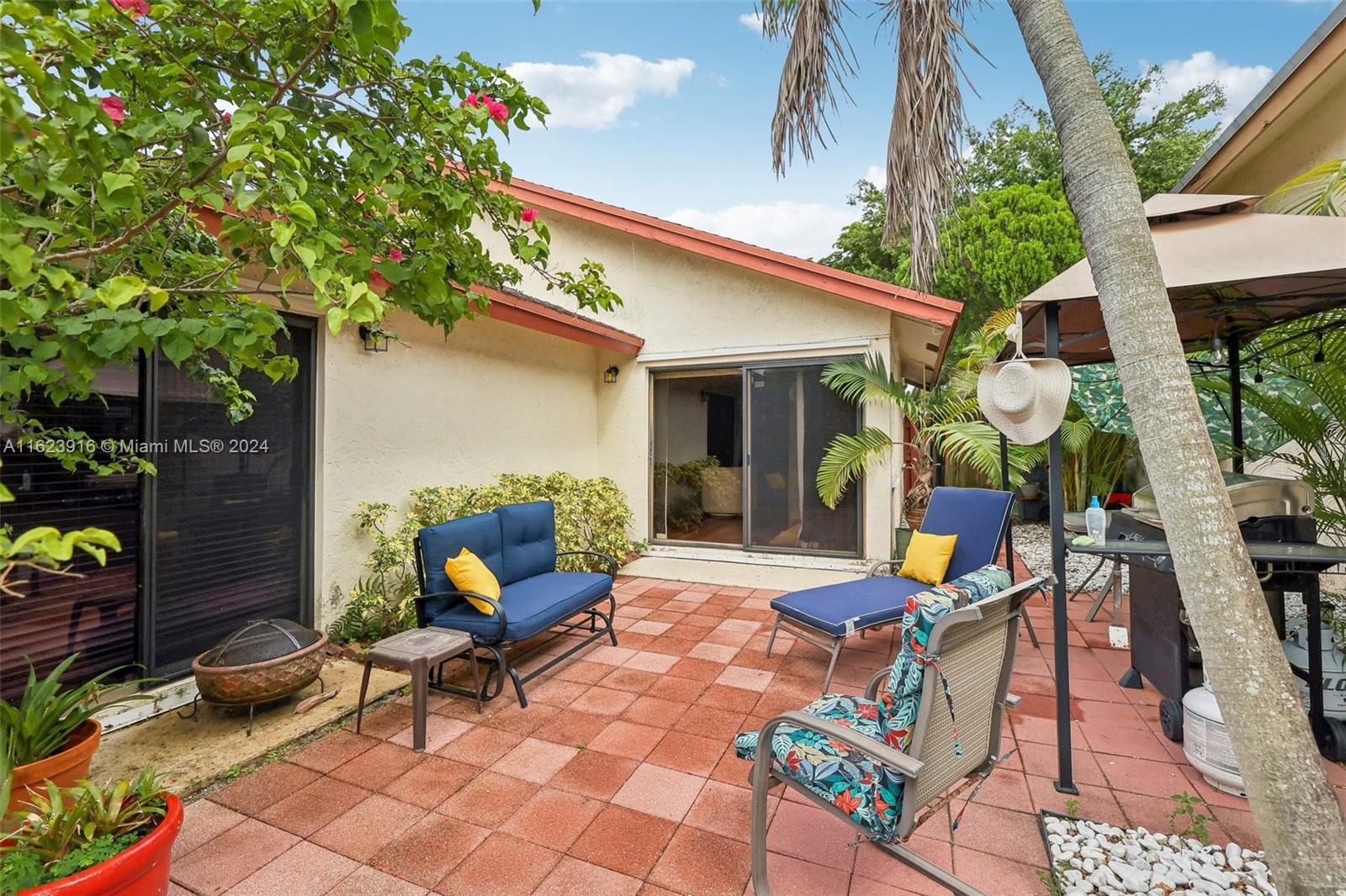 534 Lakeside Cir