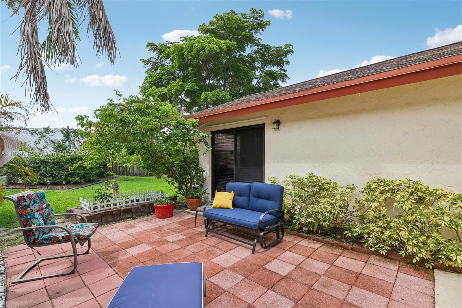 534 Lakeside Cir