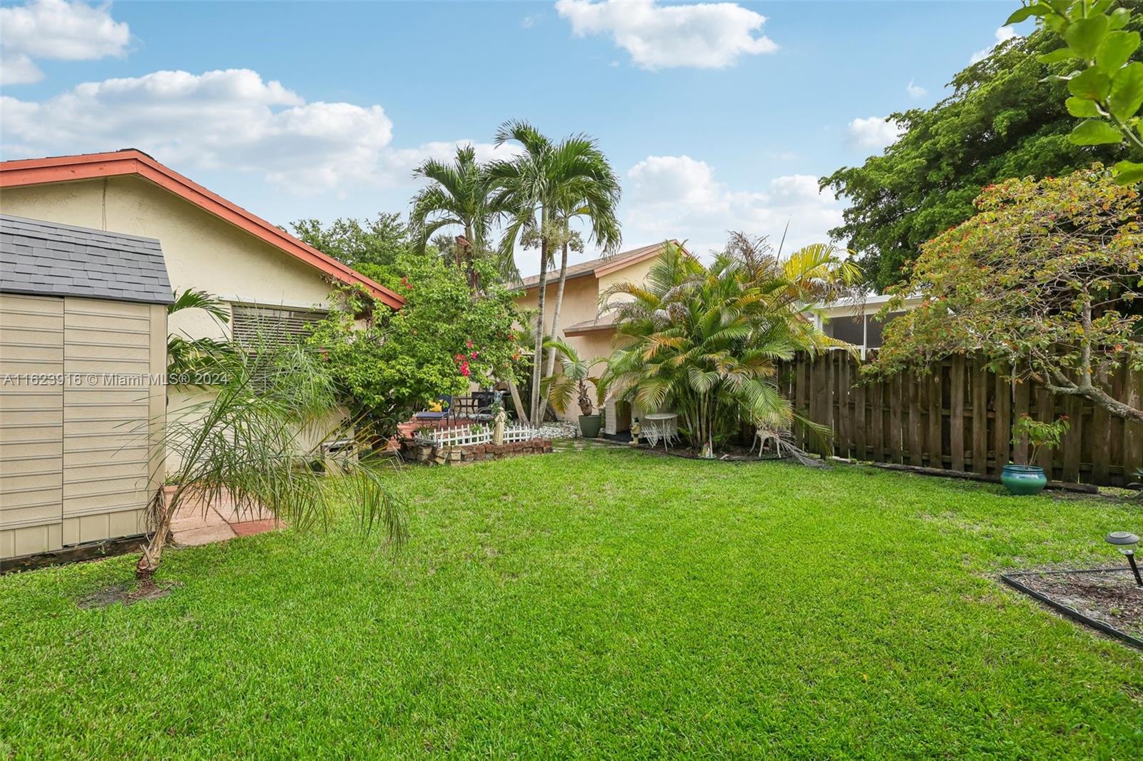 534 Lakeside Cir