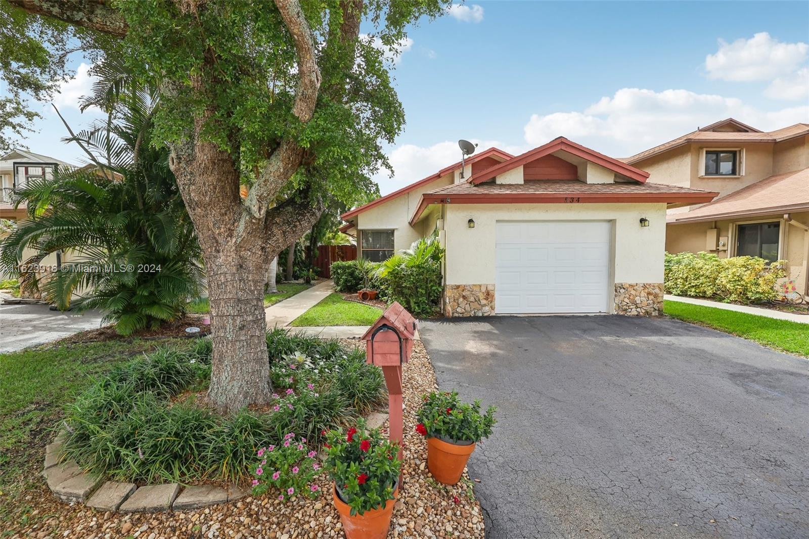 534 Lakeside Cir