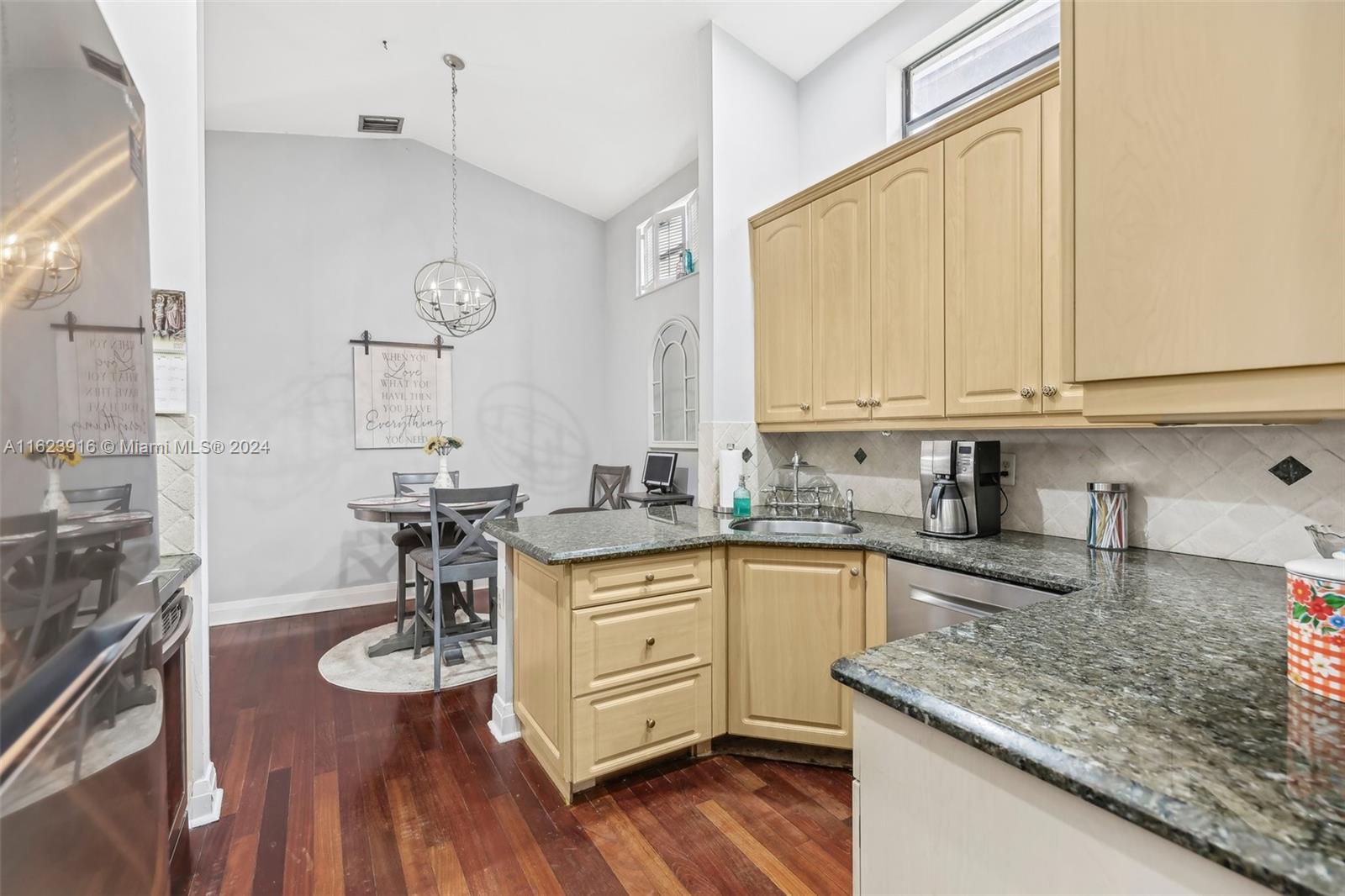 534 Lakeside Cir