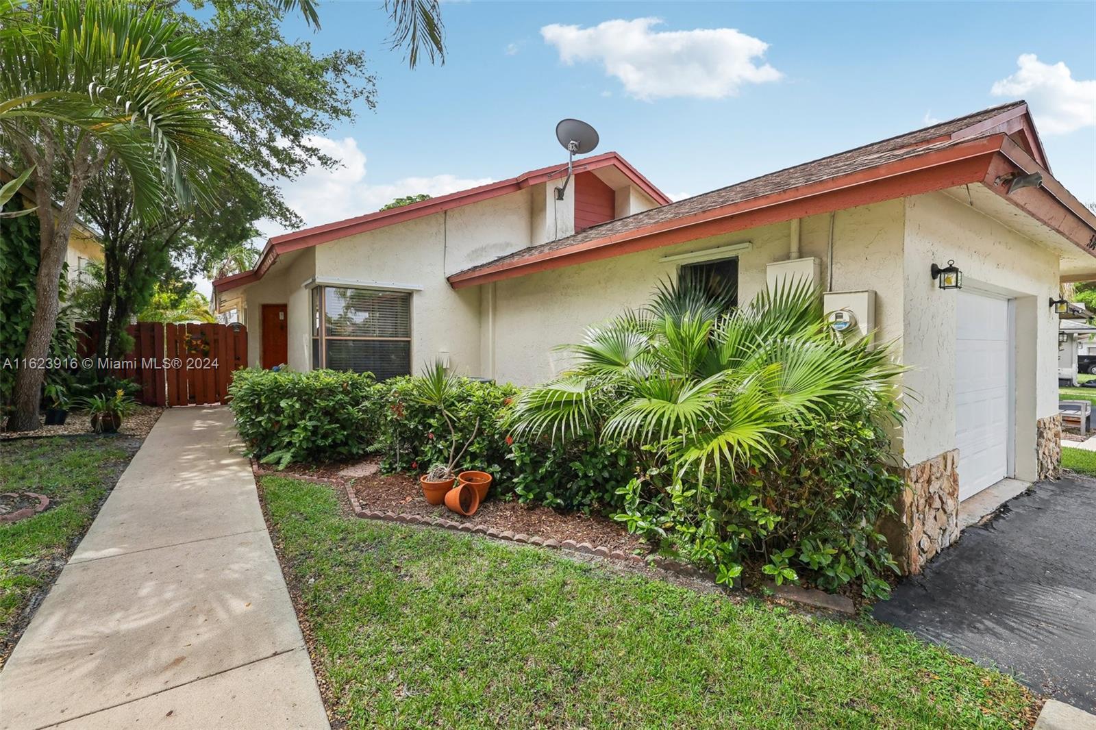 534 Lakeside Cir