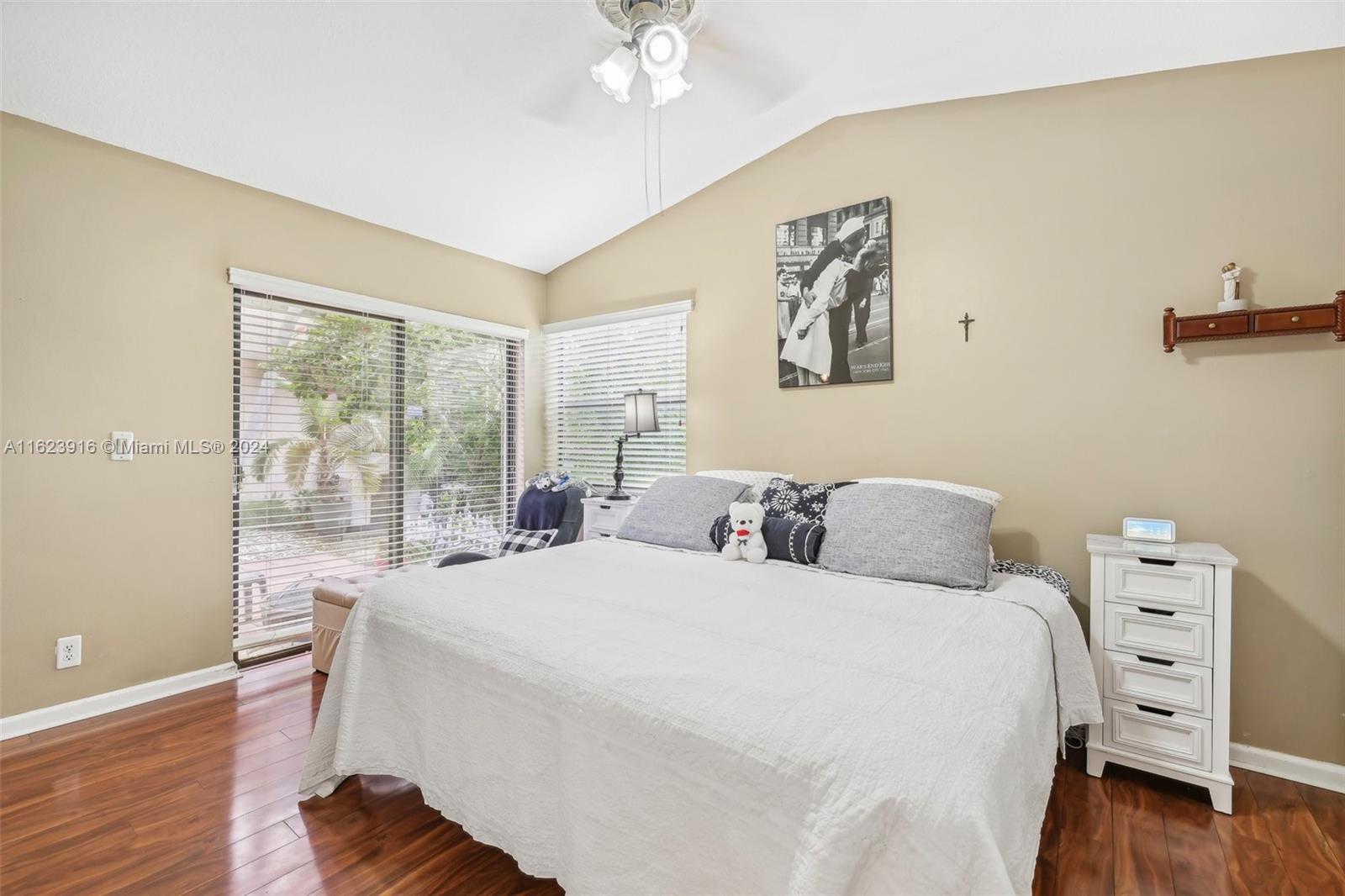 534 Lakeside Cir