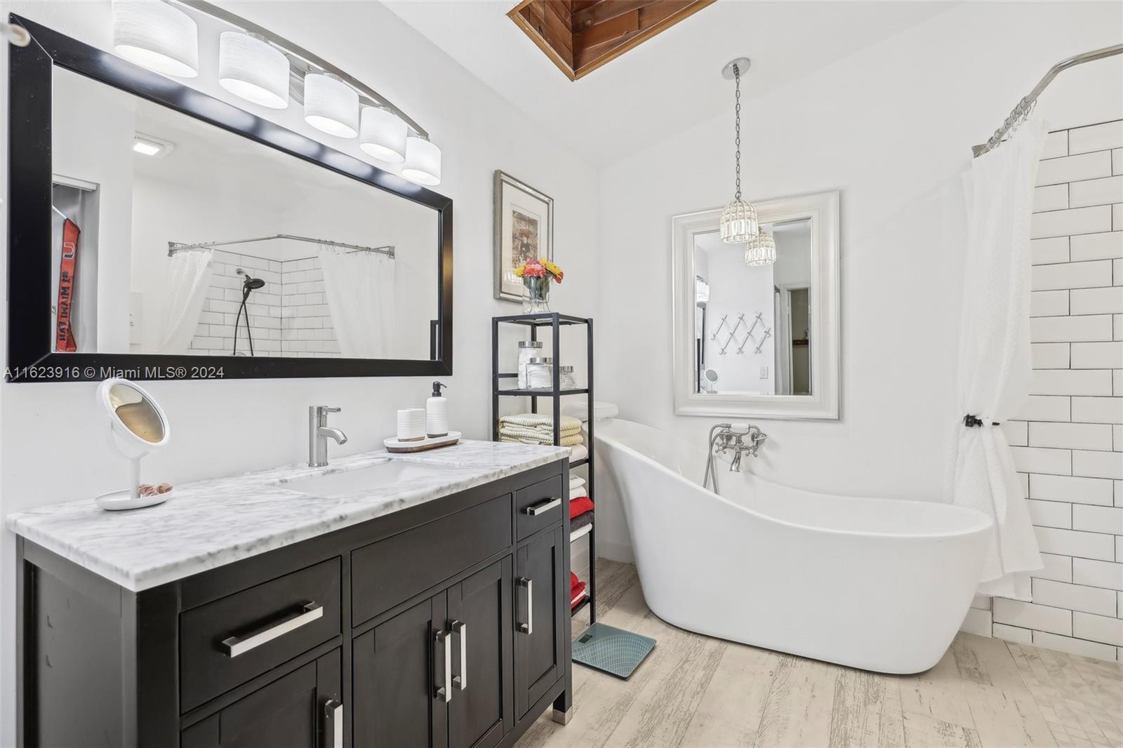 534 Lakeside Cir