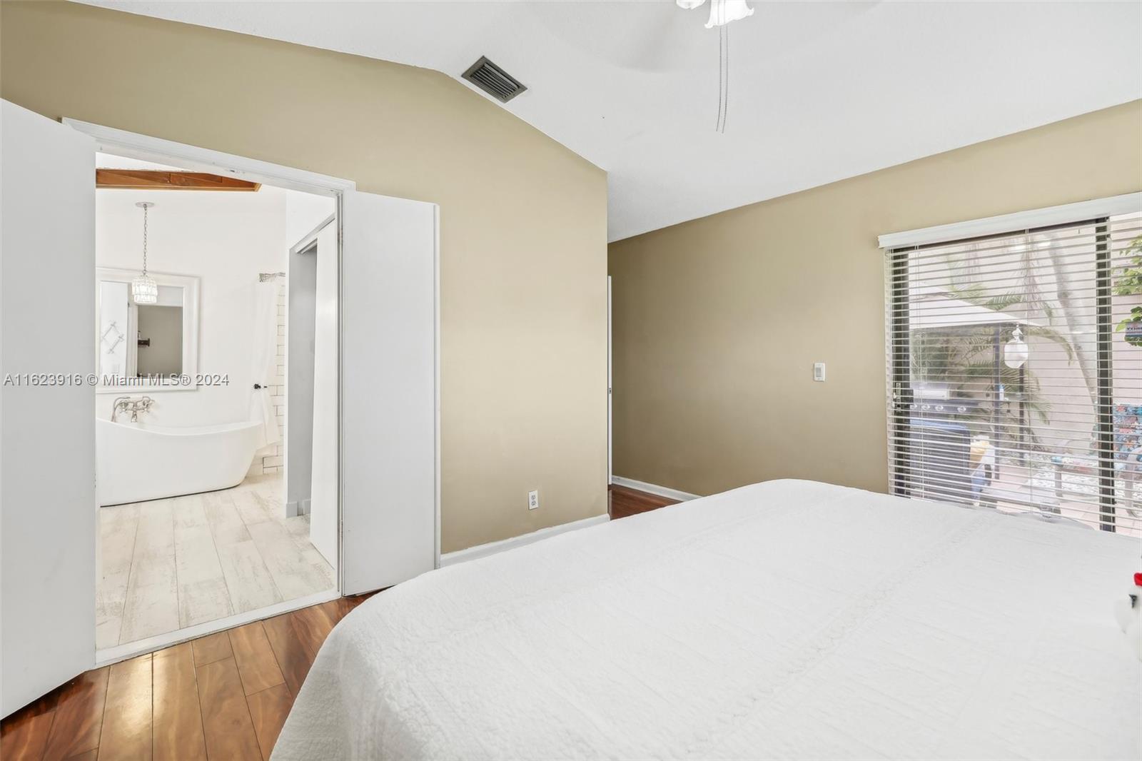 534 Lakeside Cir