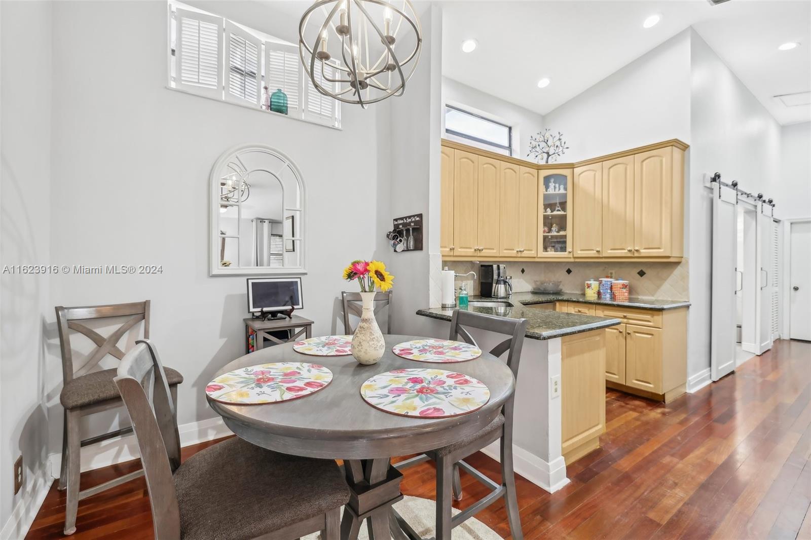 534 Lakeside Cir