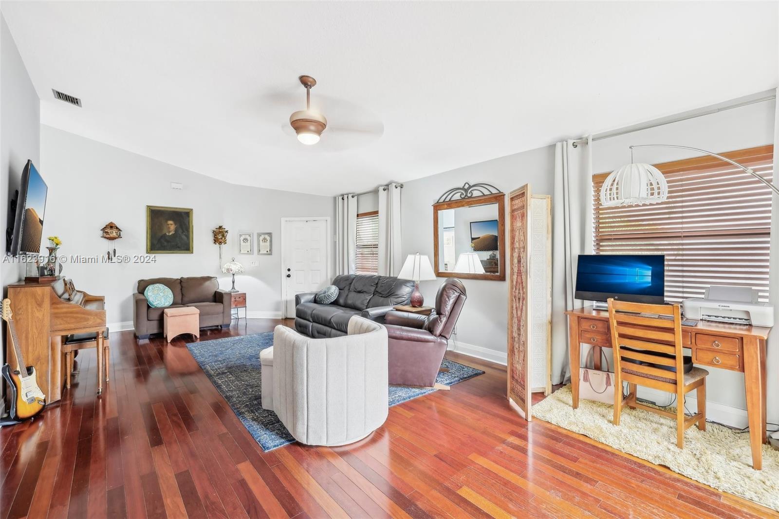 534 Lakeside Cir