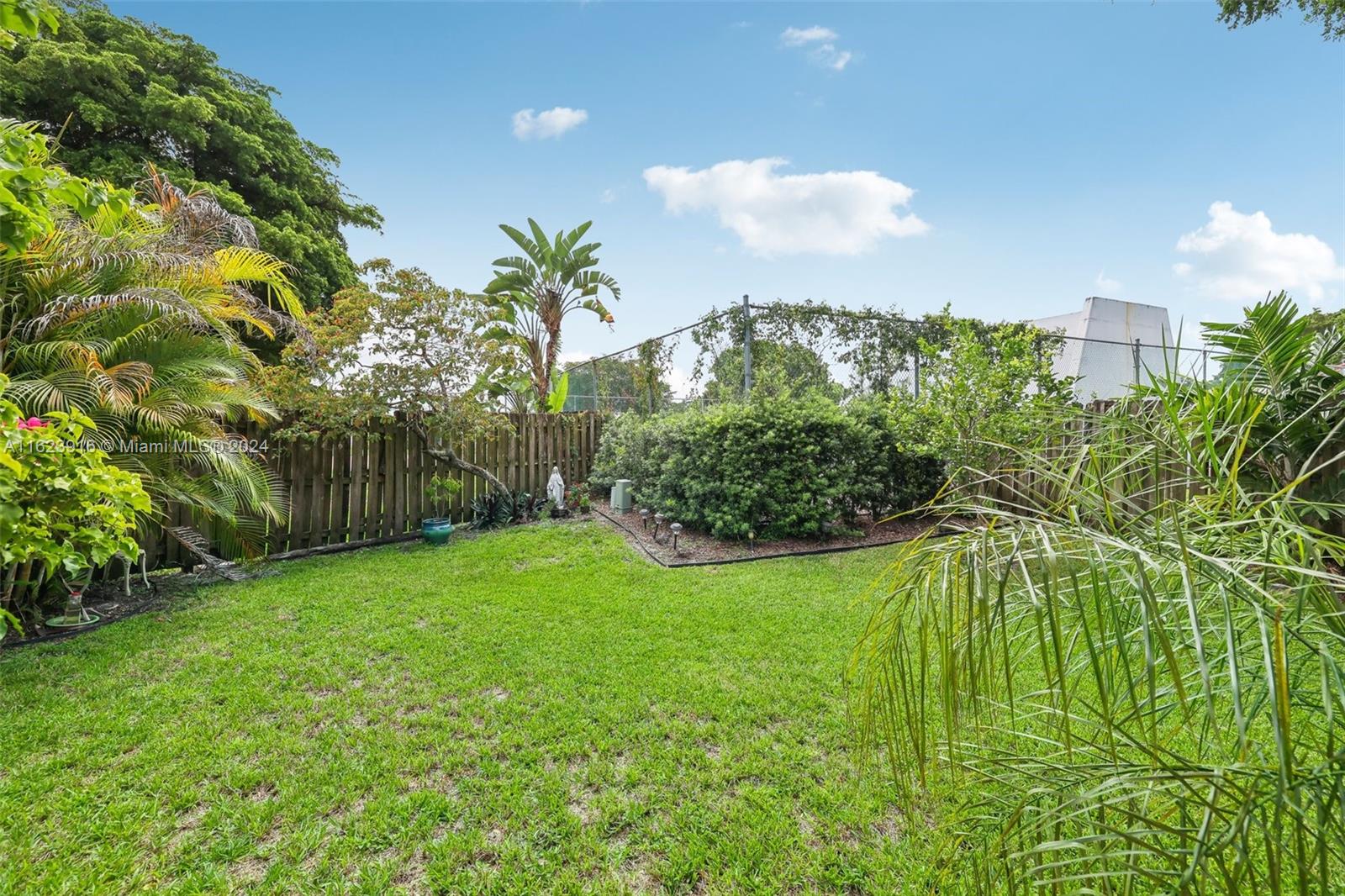 534 Lakeside Cir