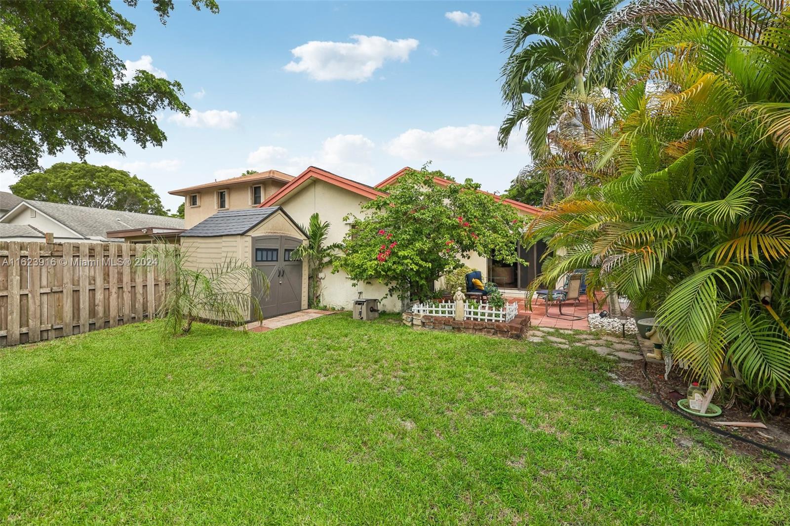 534 Lakeside Cir